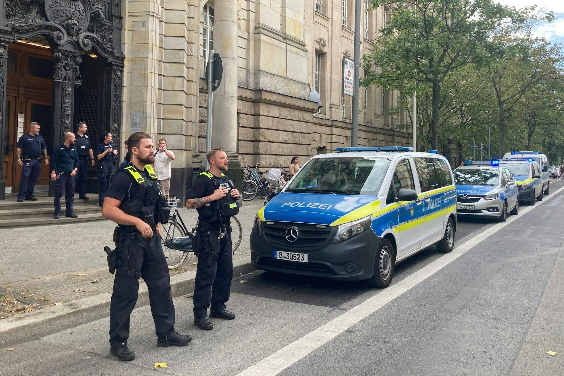 Polizisten passen am Donnerstag vor dem Gerichtsgebäude an der Turmstraße auf.