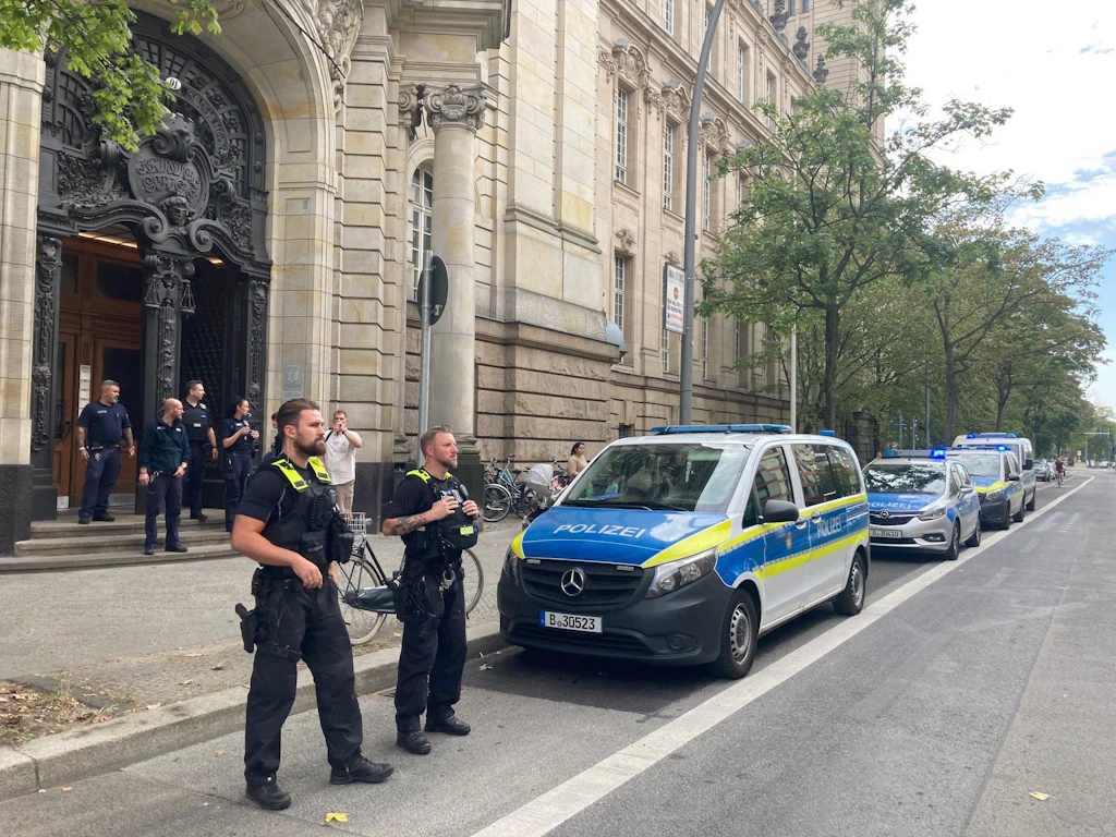 Gerichtsgebäude geräumt: Tumult bei Prozess um Tod der fünfjährigen Anissa