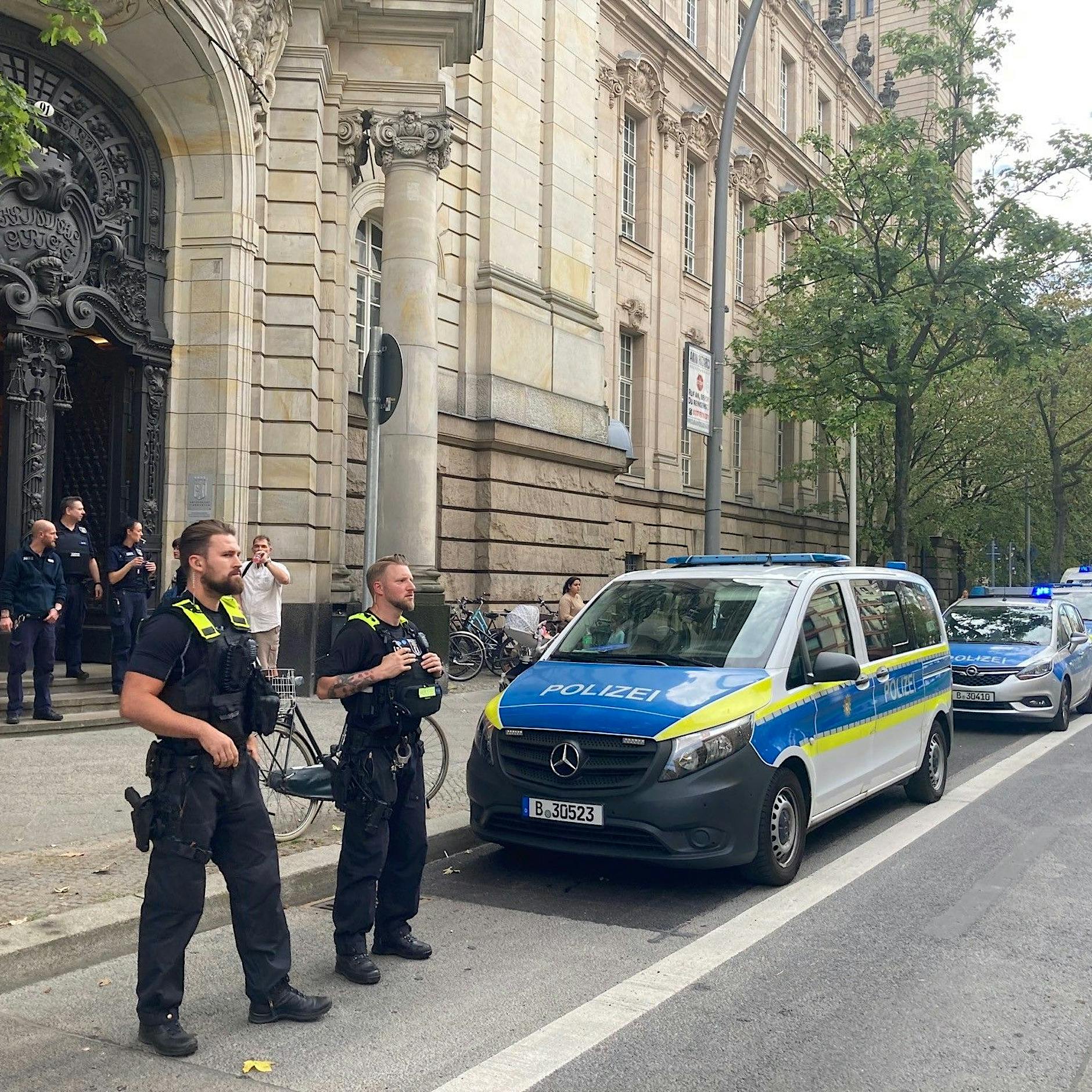 Berlin: Gerichtsgebäude geräumt – Tumult bei Prozess um Tod der fünfjährigen Anissa