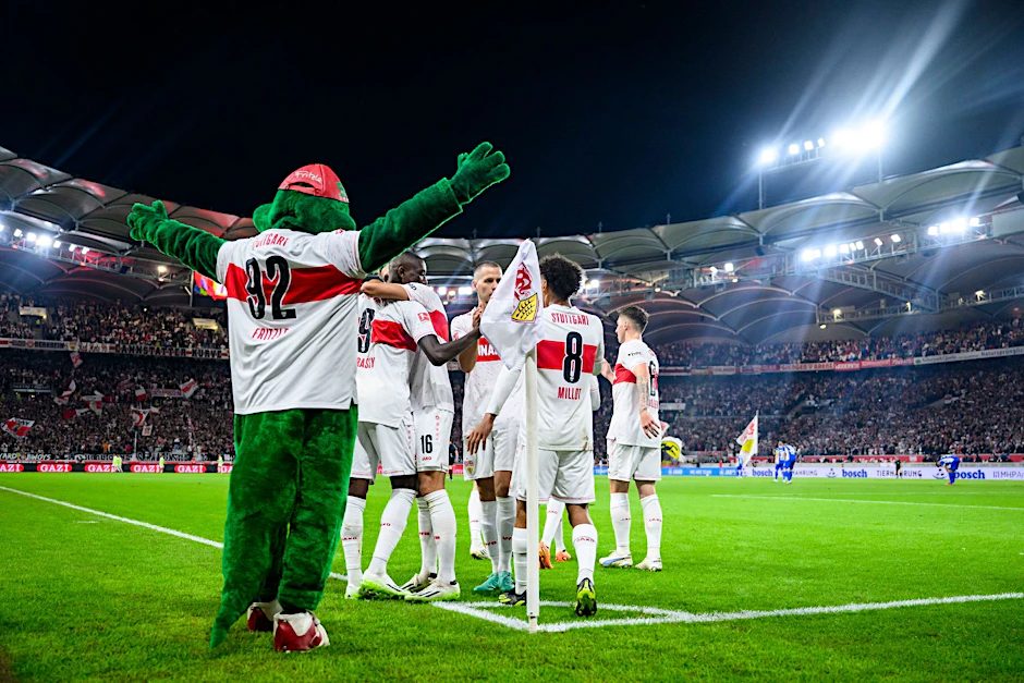 Die Stuttgarter Spieler feiern den 3:1-Sieg gegen Darmstadt 98.  