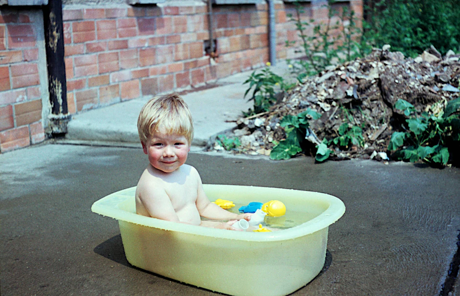 Ein Babyboomer macht Party in einem dekadenten Swimmingpool, 1971.