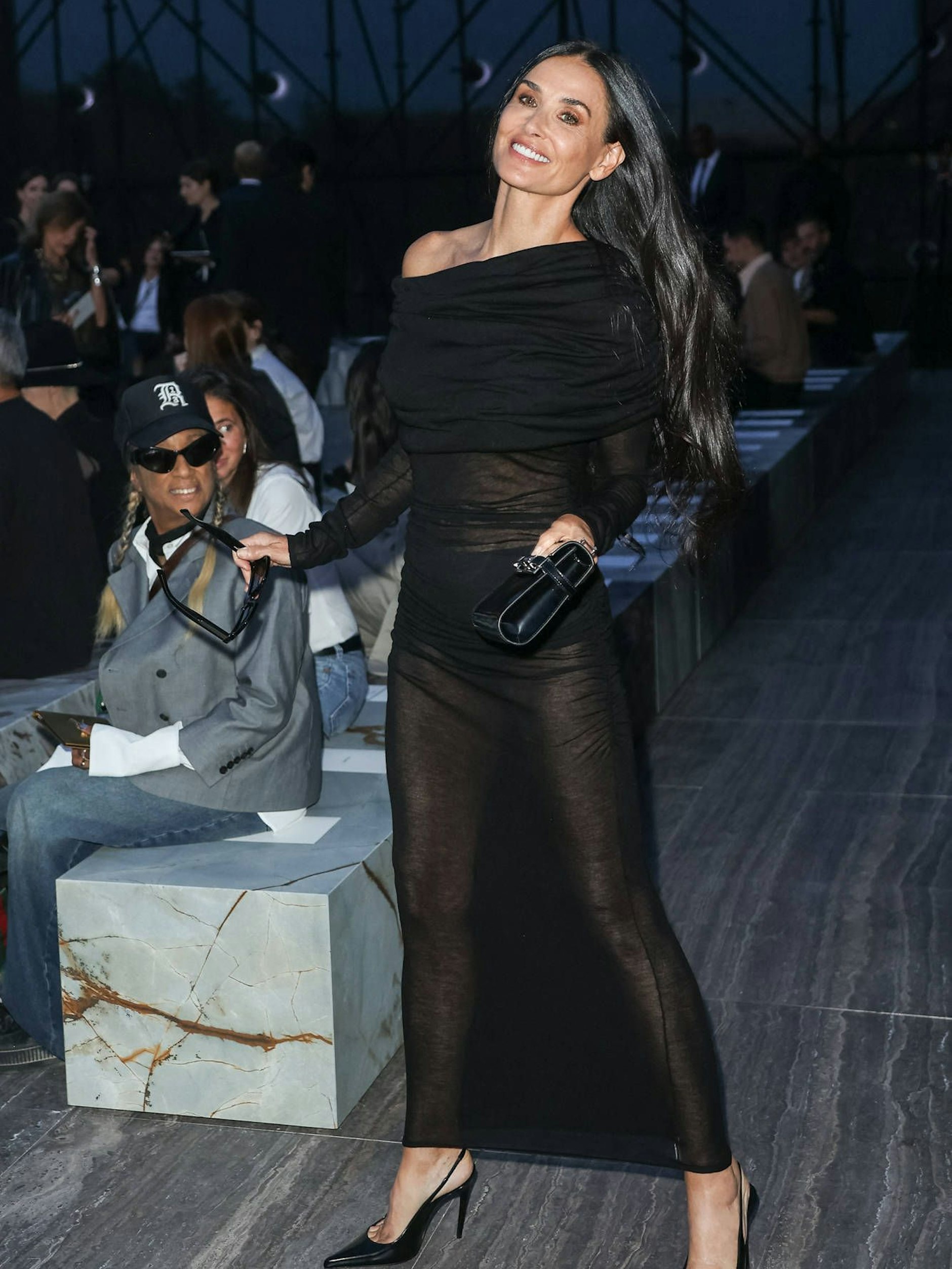 Demi Moore schwingt das Haar im halbdurchsichtigen Kleid.