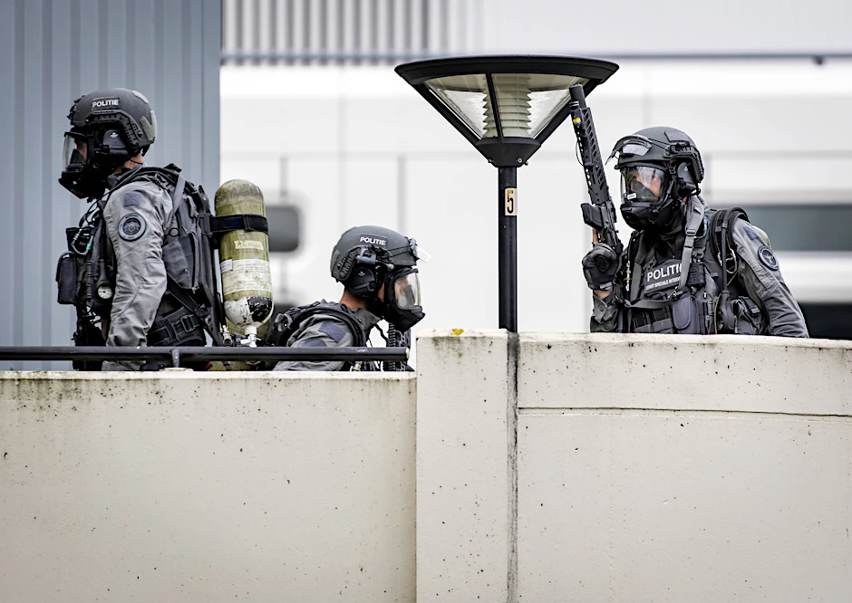 Eilte-Polizisten im Erasmus-Krankenhaus in Rotterdam