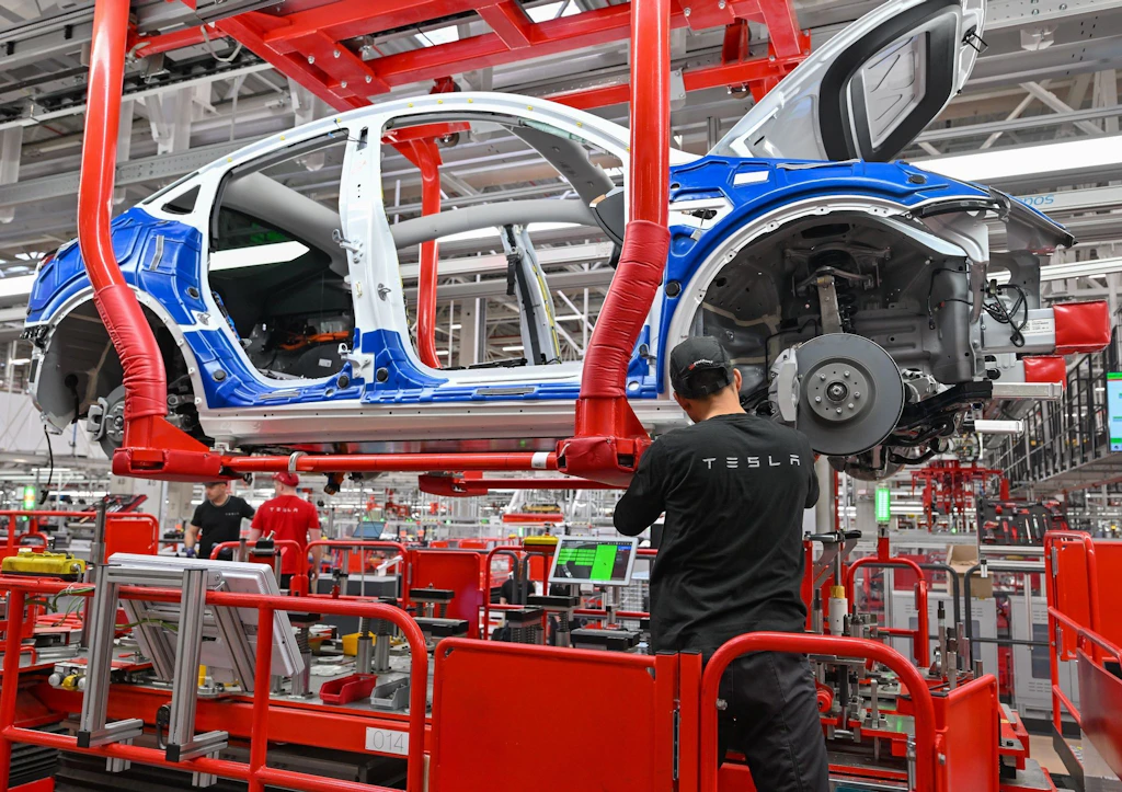 Ungewöhnlich viele Arbeitsunfälle bei Tesla in Grünheide: Gewerkschafter fürchtet Todesfall