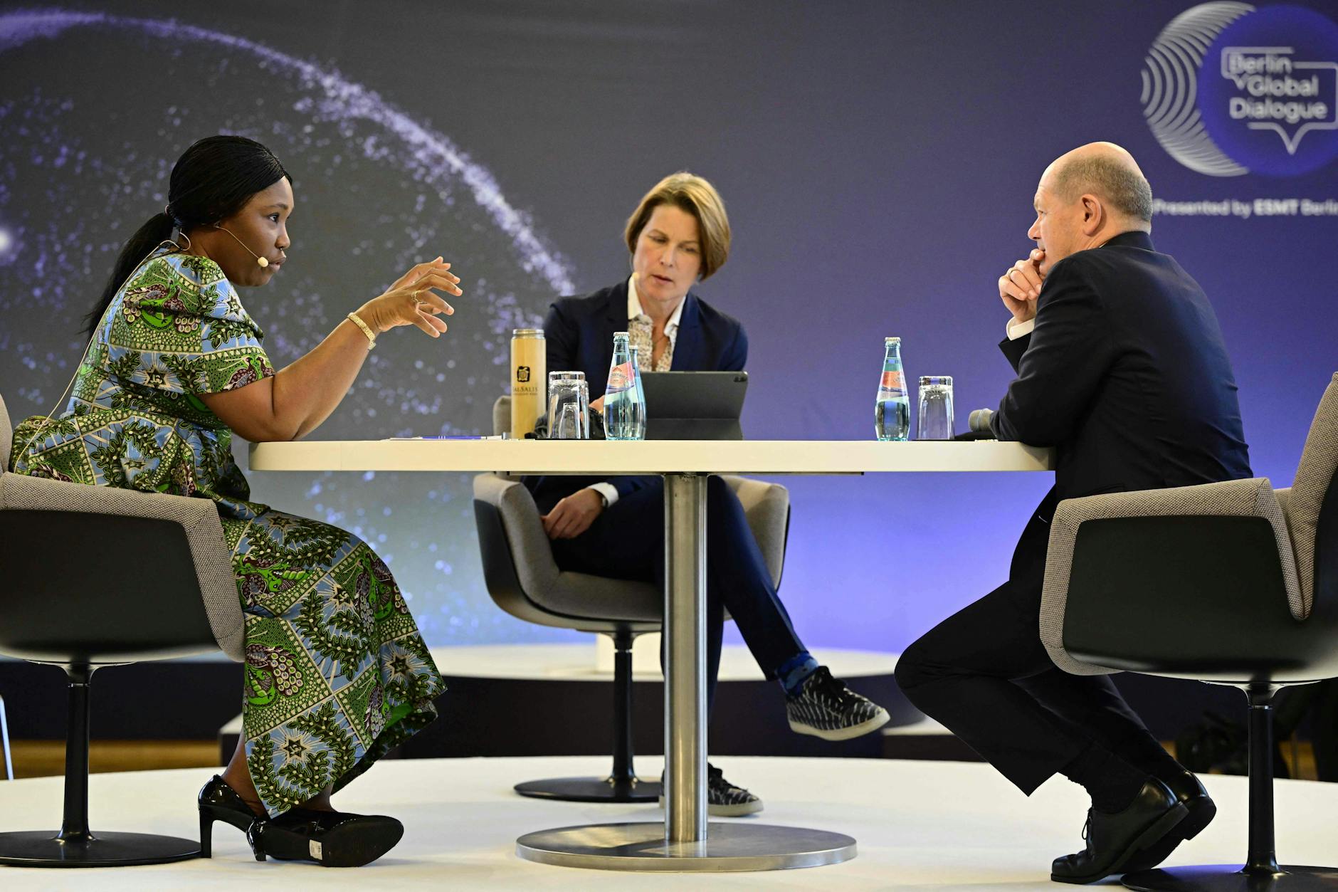 Olaf Scholz im Gespräch mit der afrikanischen Allianz–Chefin Delphine Traoré (l.)