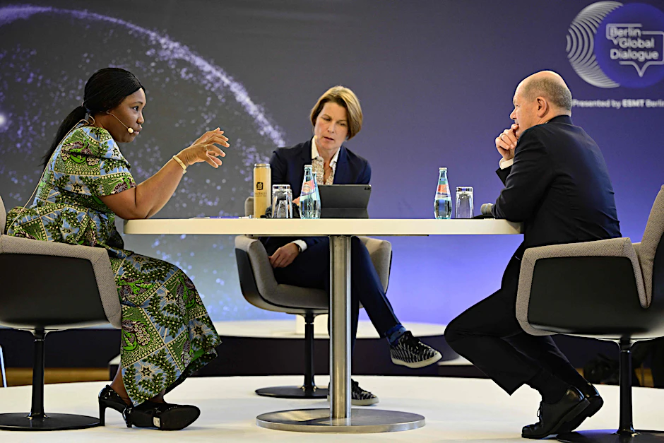 Olaf Scholz im Gespräch mit der afrikanischen Allianz–Chefin Delphine Traoré (l.)
