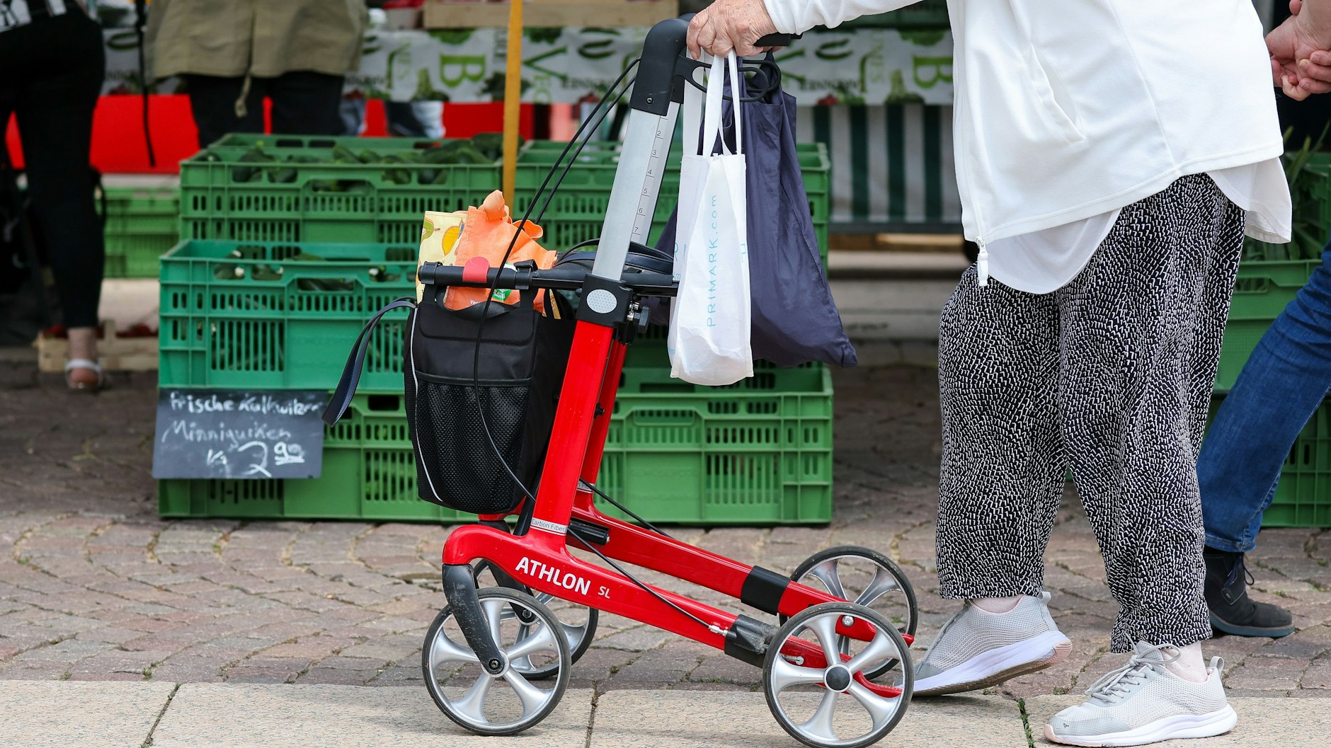 Eine Seniorin geht mit ihrem Rollator über den Wochenmarkt in der Innenstadt von Leipzig. Im Osten Deutschlands ist die Überalterung ein Problem.&nbsp;