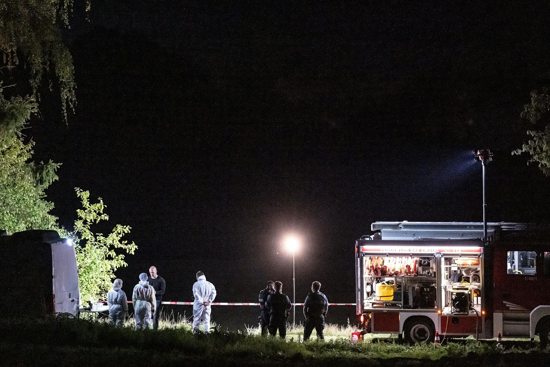 Mitarbeiter der Spurensicherung stehen an ihren Einsatzfahrzeugen in Bad Emstal in Hessen. Hier wurde die Leiche von Marie Sophie gefunden.