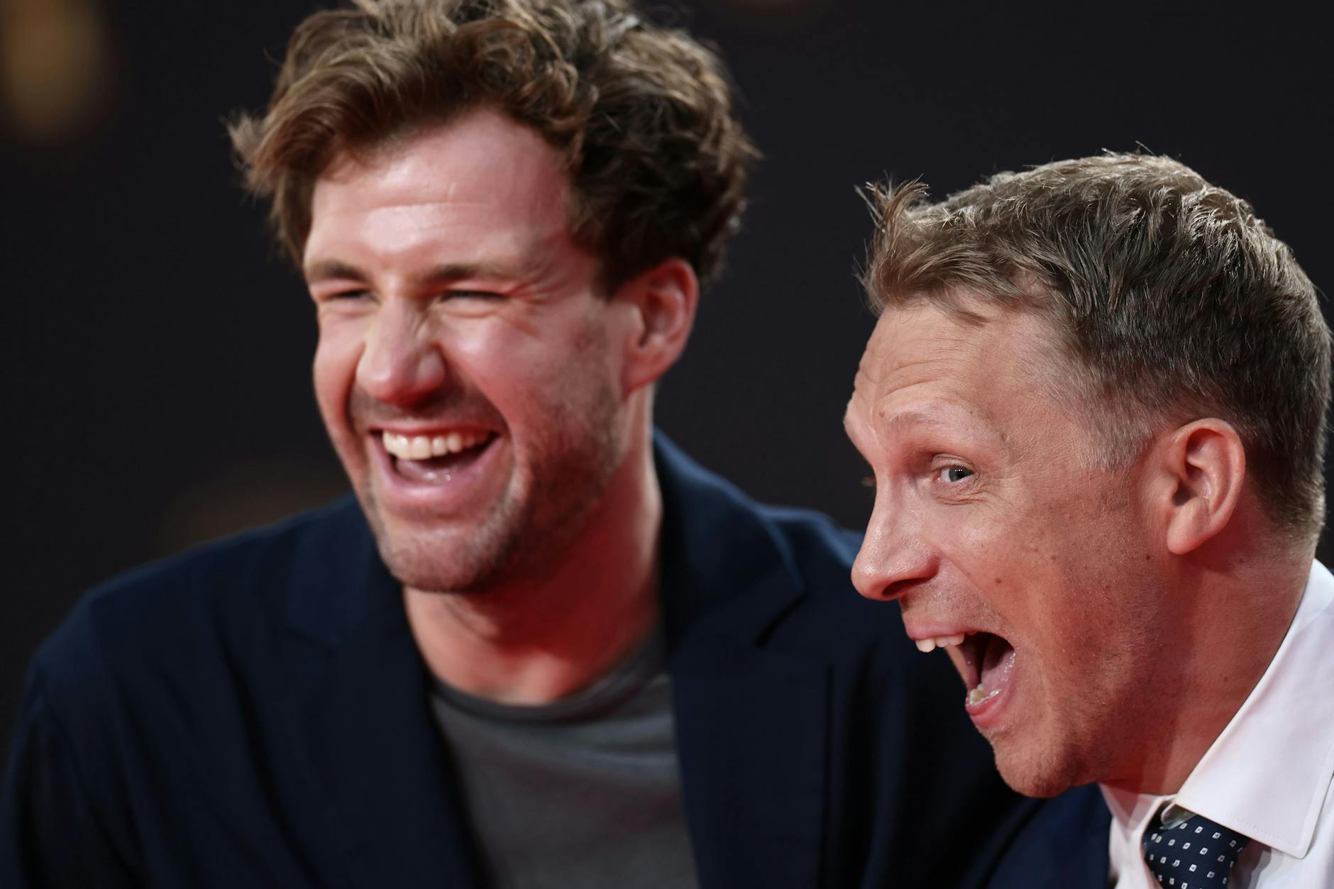 Gut gelaunt: Luke Mockridge (links) und Oliver Pocher kommen zur Verleihung der Deutschen Fernsehpreise ins Coloneum Köln.