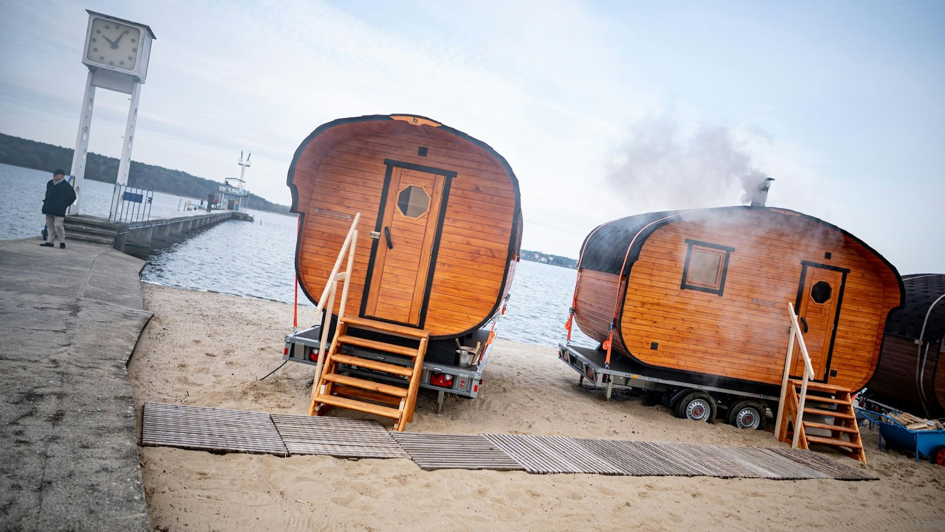 Mobile Saunen warten auf die Badegäste im Strandbad Wannsee.&nbsp;