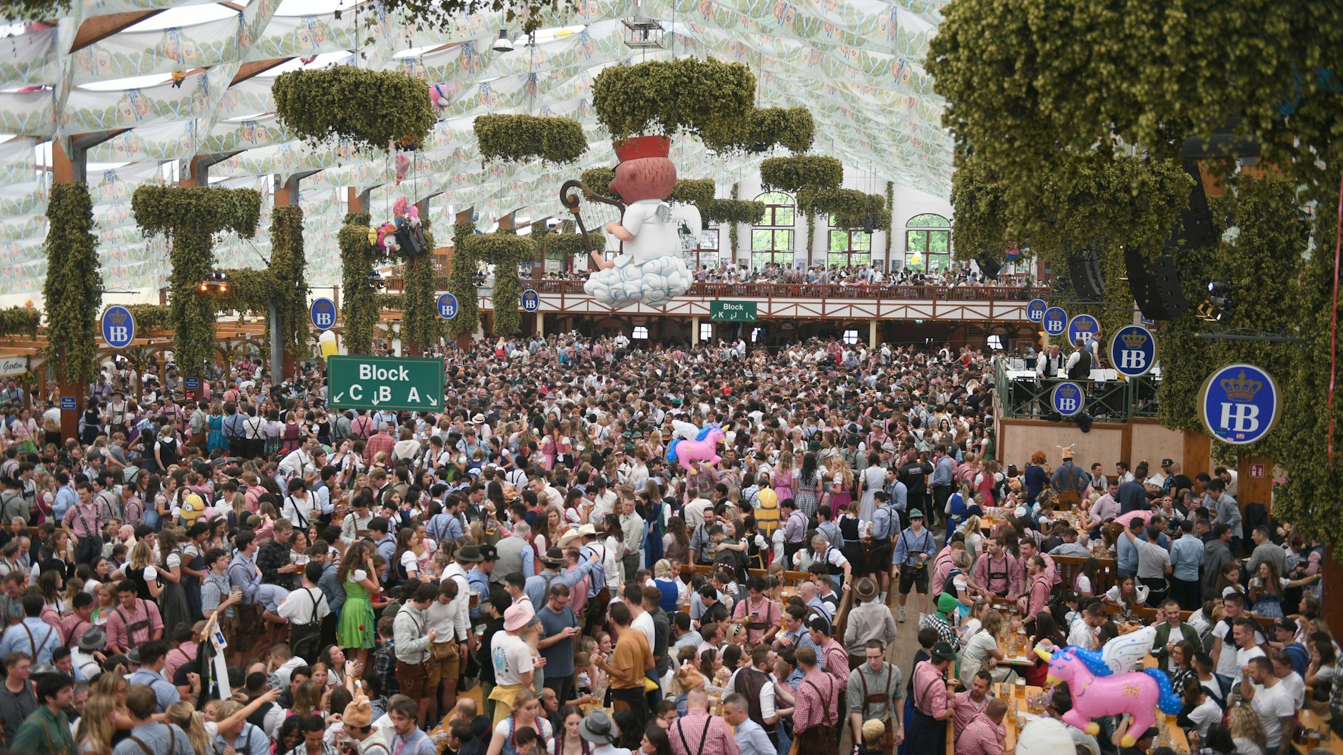 Im Hofbräuzelt auf dem Oktoberfest wird kräftig gefeiert - und getrunken.