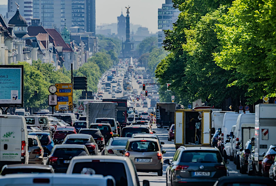 Dichter Stau in Berlin. Eine große Klimafrage lautet: Wie sieht die Zukunft des Autoverkehrs aus?