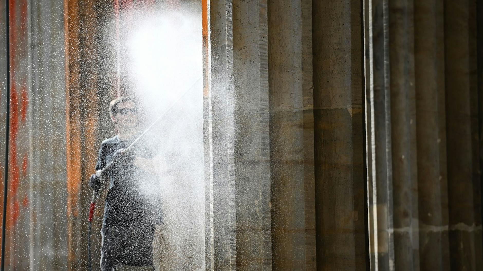 Reinigungsarbeiten nach einem Farbanschlag der sogenannten Letzten Generation auf das Brandenburger Tor 