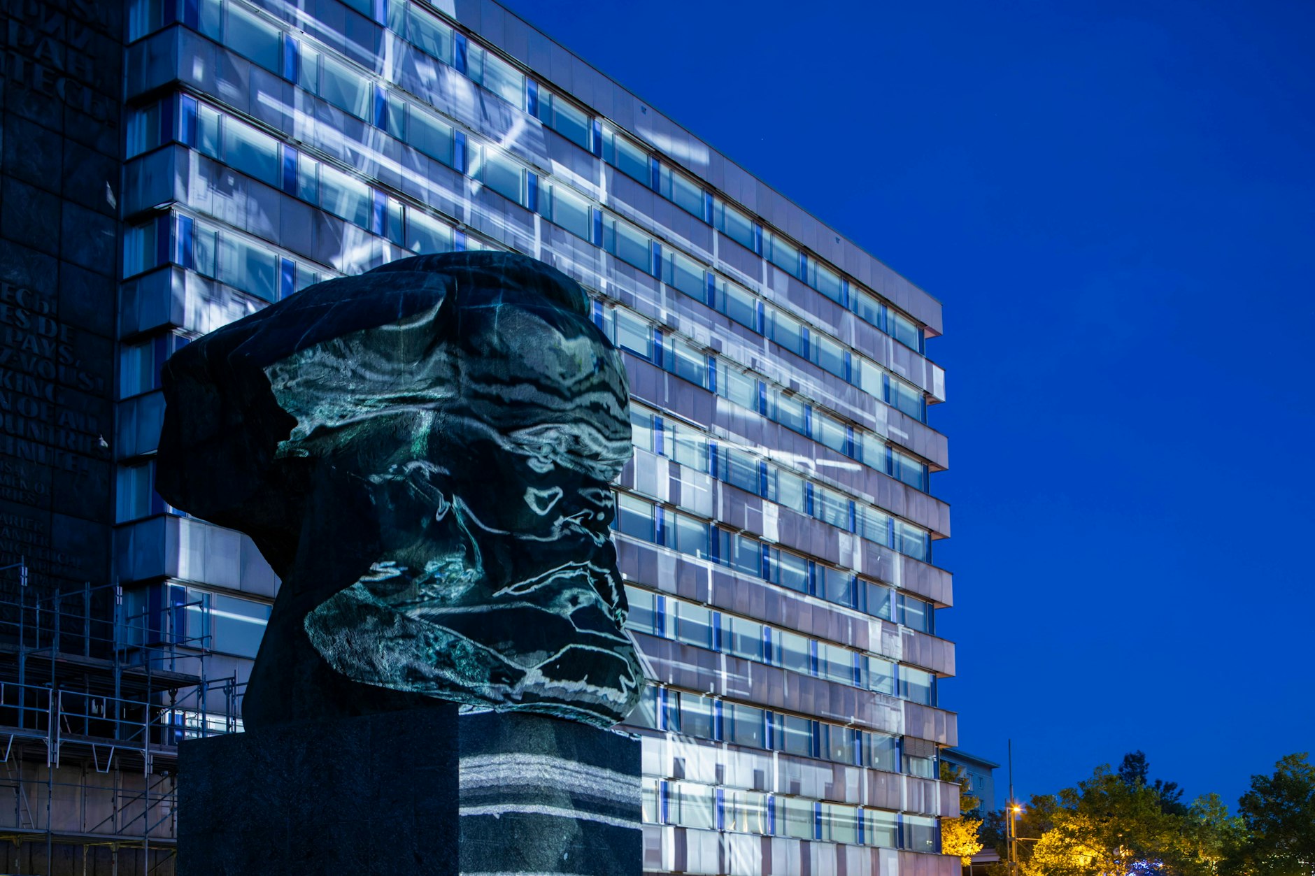 Karl-Marx-Denkmal in Chemnitz. Beim diesjährigen Lichterfest wird es illuminiert. Noch nicht überall geht es den Menschen im Osten glänzend.&nbsp;