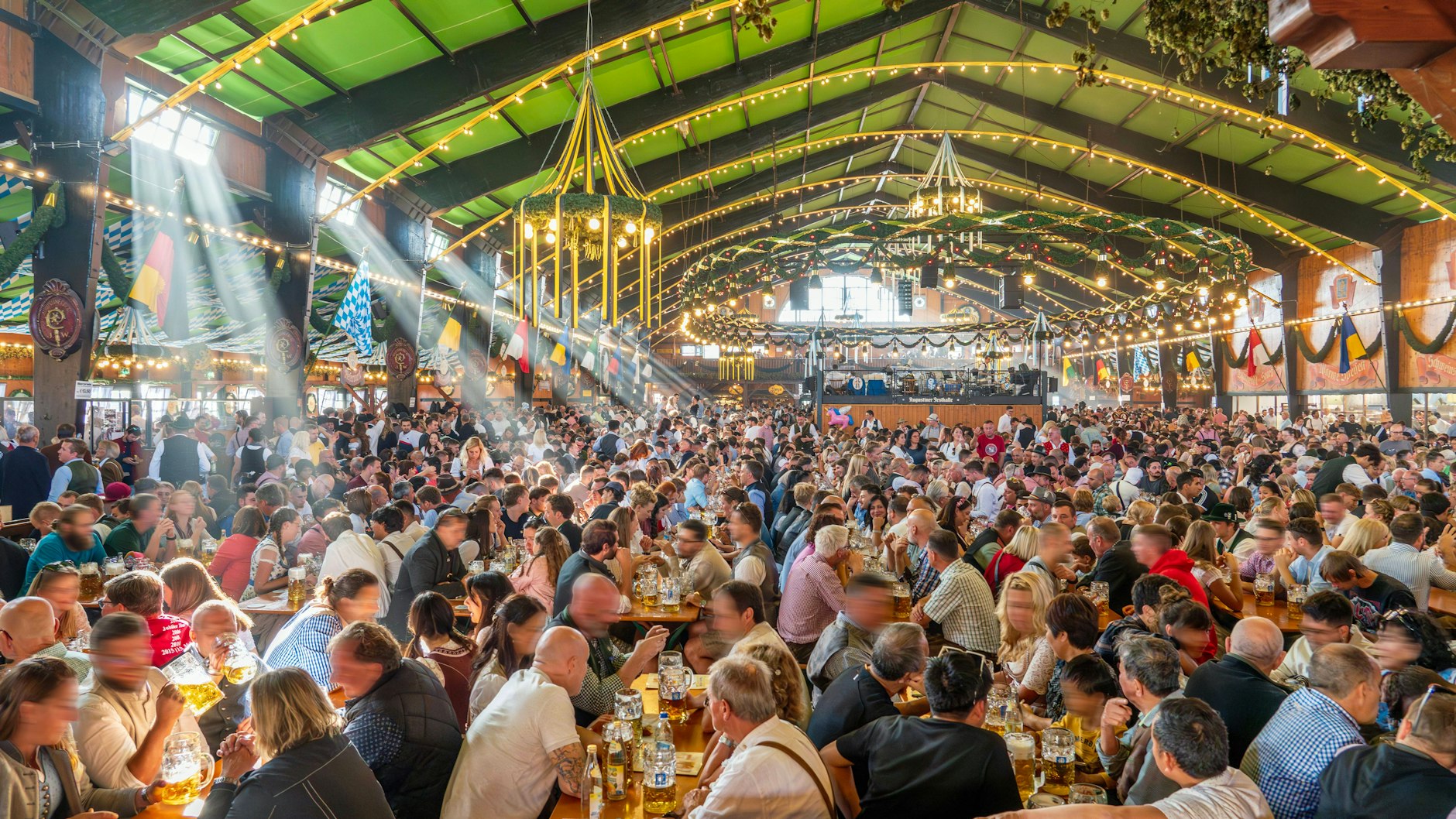 Prost! Die Augustiner Festhalle auf der Wiesn.
