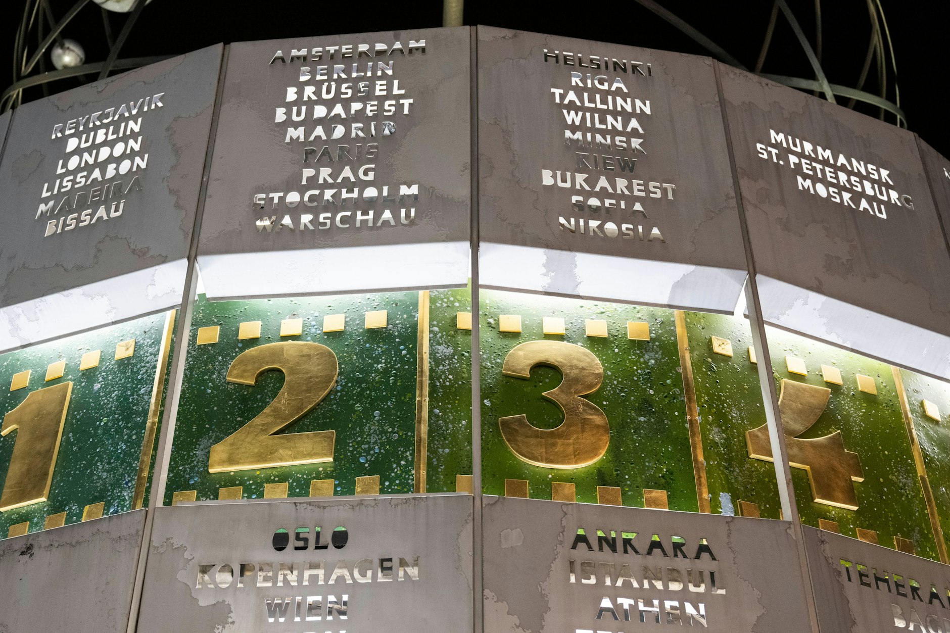 Die Weltzeituhr am Alexanderplatz zeigt Uhrzeiten in Städten weltweit an. Zum Ende der Sommerzeit werden die Uhren eine Stunde zurückgestellt.