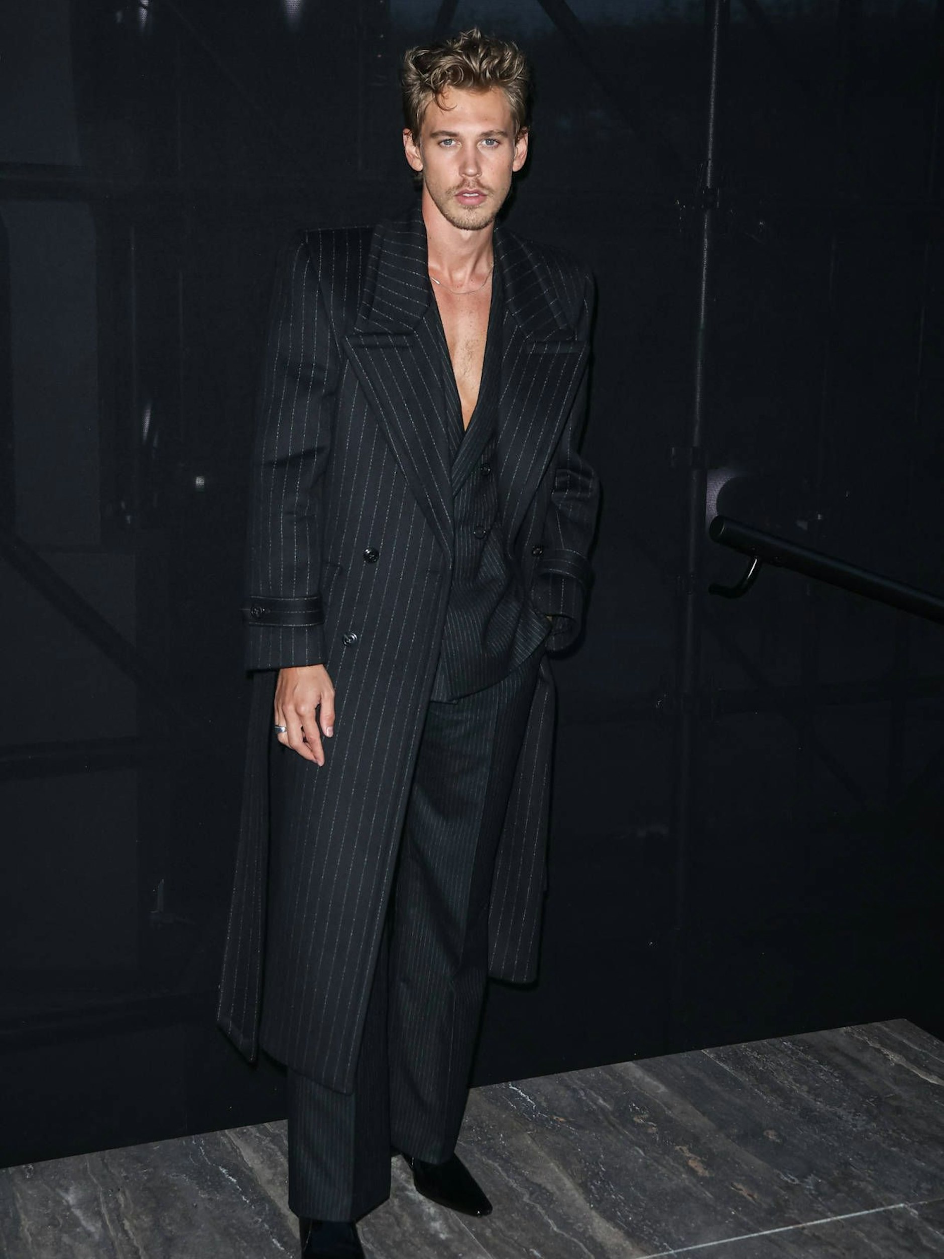 Austin Butler im Nadelstreifen-Mantel, natürlich von Saint Laurent