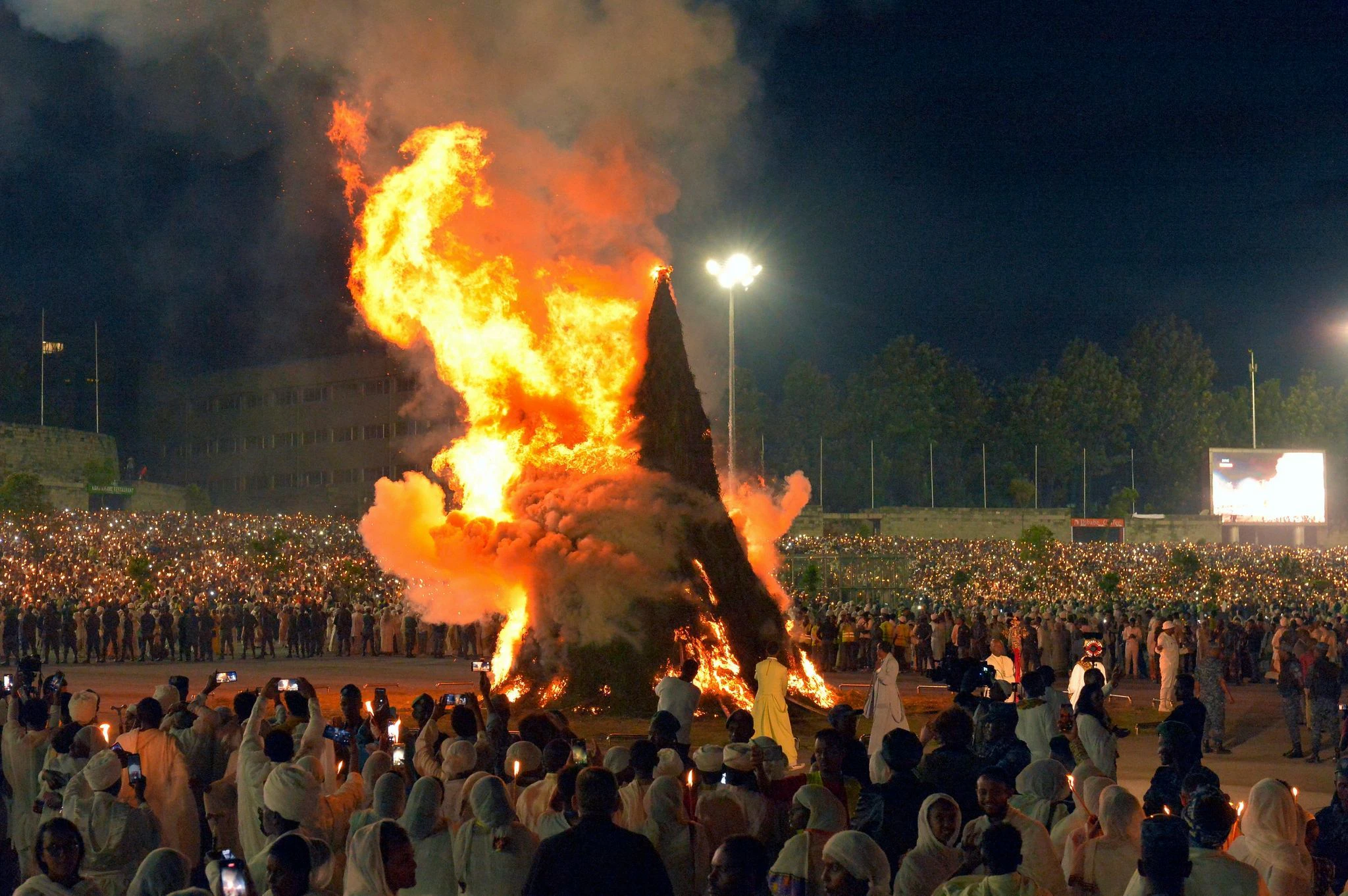 In der äthiopischen Hauptstadt Addis Abeba wird das traditionelle Neujahrsfest mit einem Feuerritual zelebriert.  