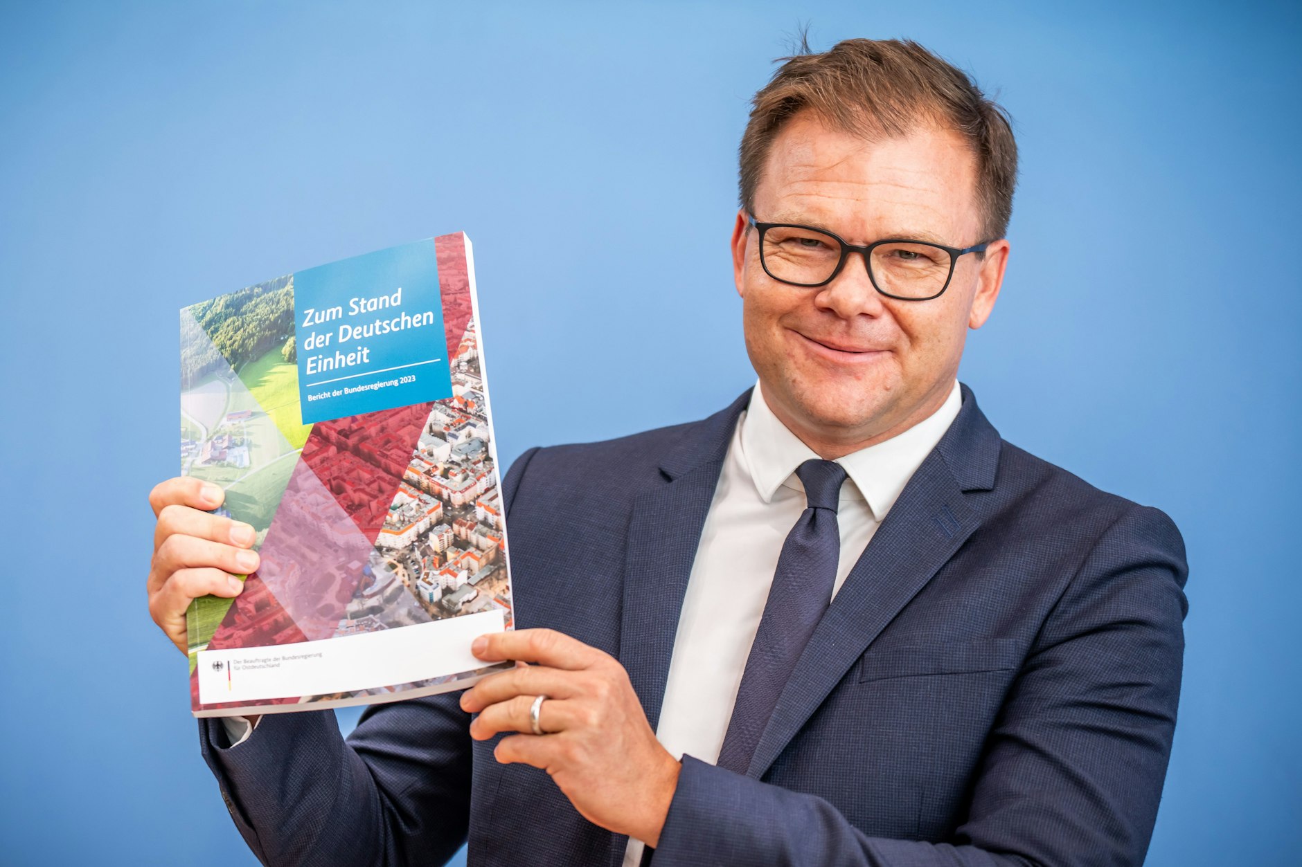 Ist auf die Ansiedlung von Hightech-Unternehmen im Osten besonders stolz: Carsten Schneider (SPD), Staatsminister und Ostbeauftragter der Bundesregierung.