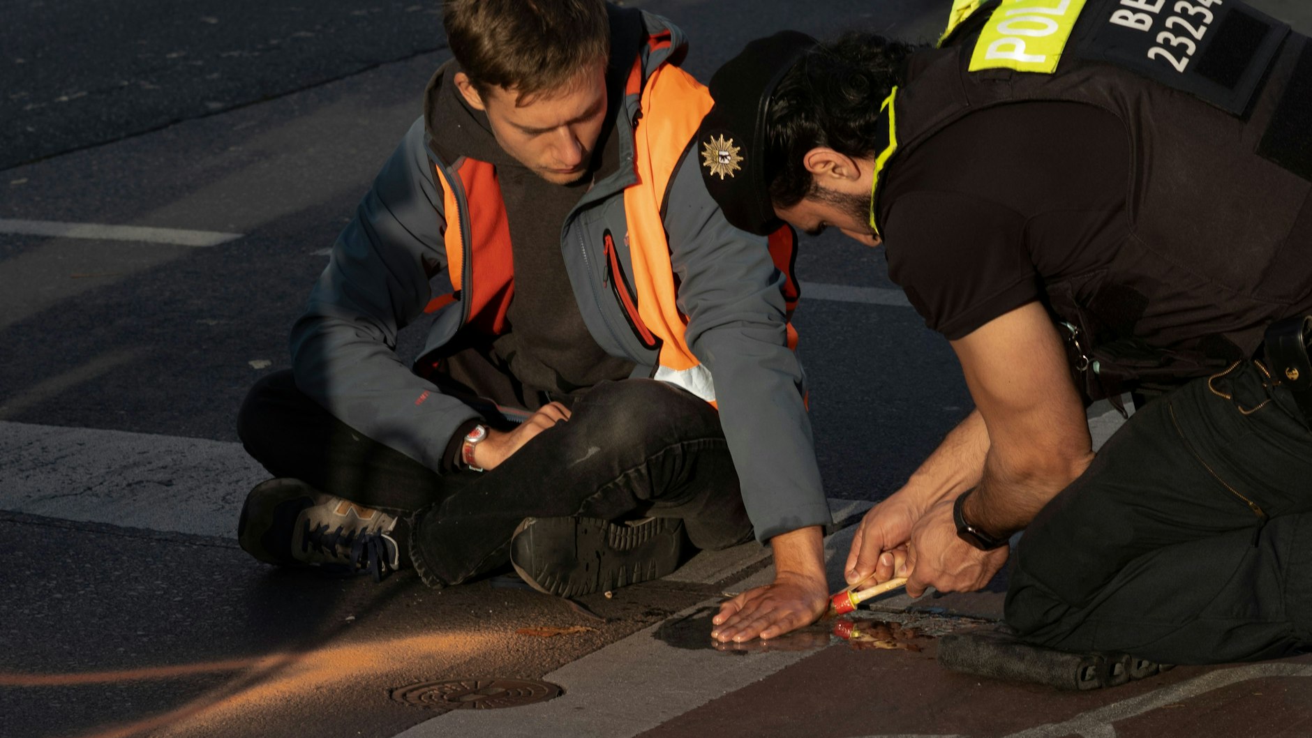 Die Klimaaktivisten klebten sich am Freitag in Berlin wieder auf die Straße.