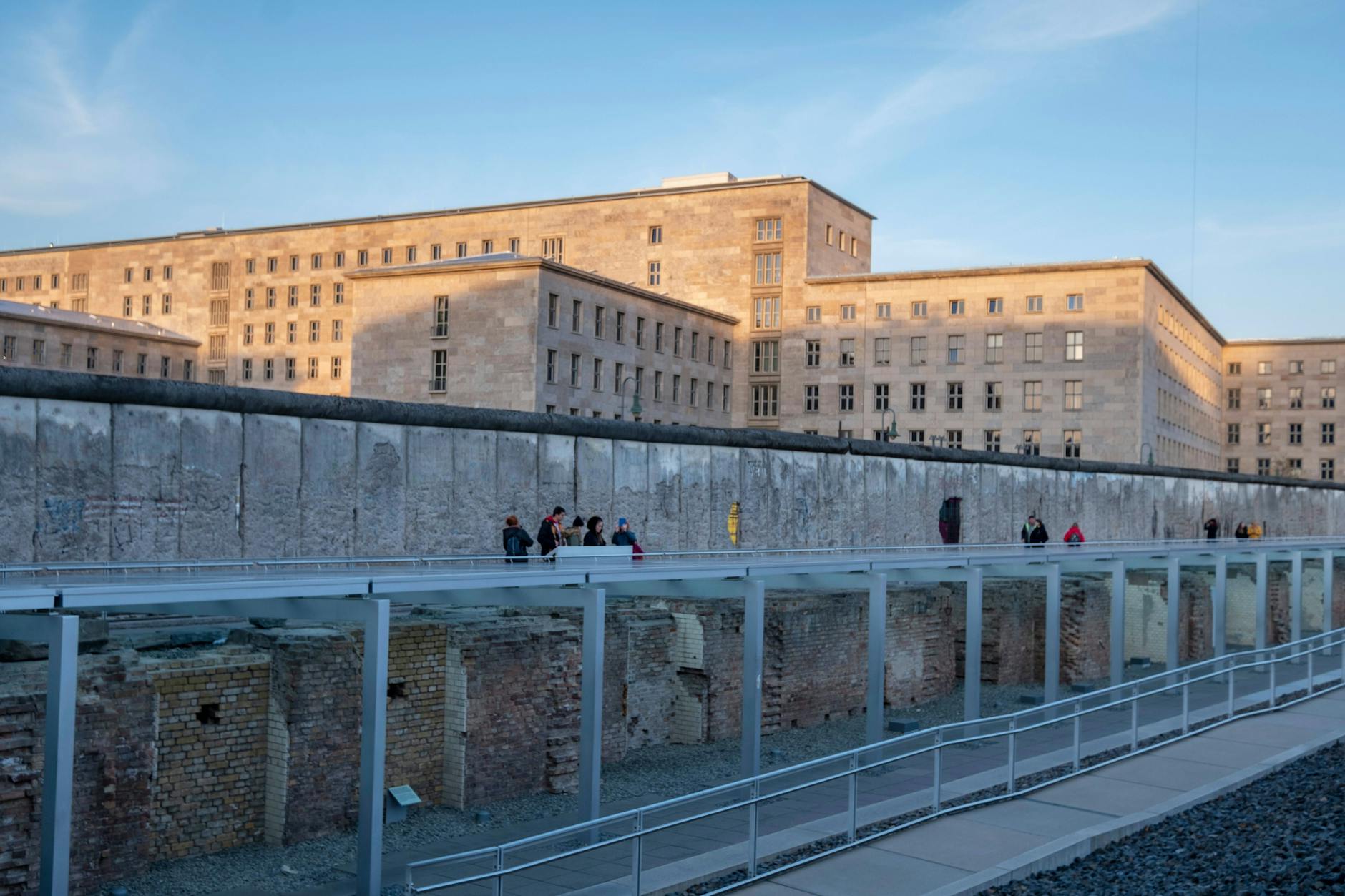 Der Außenbereich des Dokumentationszentrums „Topographie des Terrors“ befindet sich an 200 Metern Berliner Mauer. Dahinter ist das heutige „Detlev-Rohwedder-Haus“ zu sehen.