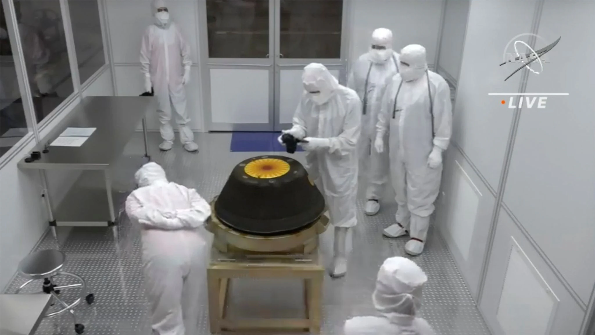 HANDOUT - Techniker untersuchen die Probenrückführungskapsel der Nasa-Mission «Osiris-Rex».  