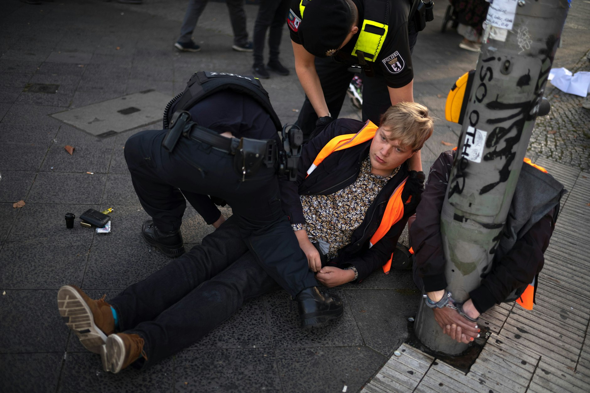 Am Freitag haben sich die Aktivisten der Letzten Generation wieder auf die Straße geklebt, einer fesselte sich mit Handschellen an eine Ampel.