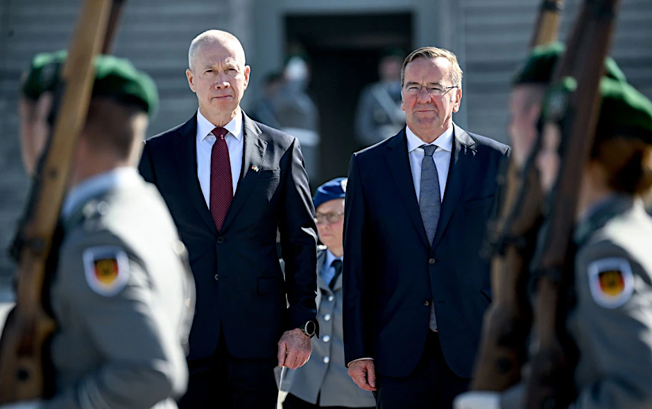 Verteidigungsminister Boris Pistorius und sein israelischer Amtskollege Joav Galant (l) haben eine Raketenabwehr-Vereinbarung unterzeichnet.  