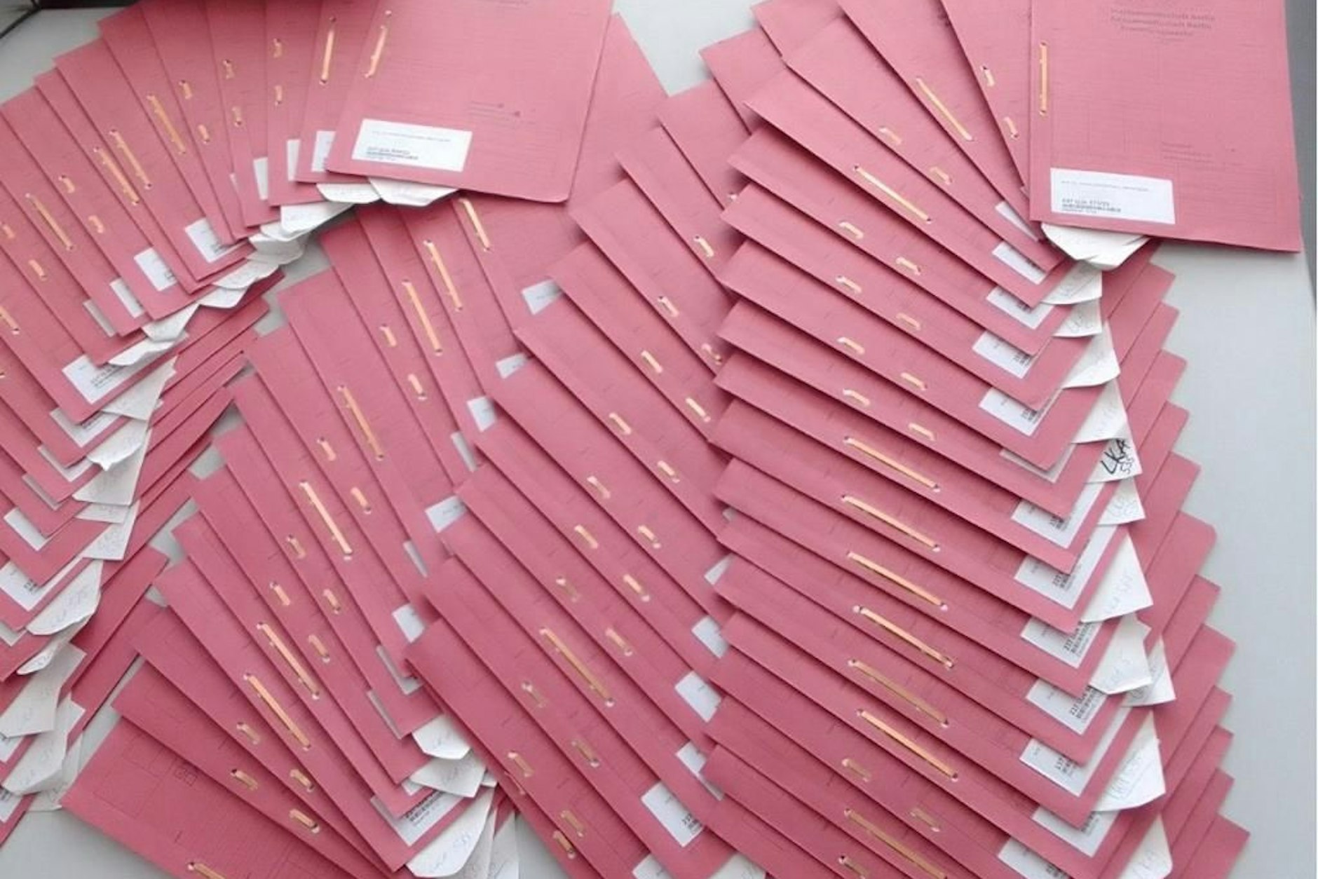 Diese Ermittlungsakten zu den Hassbotschaften gegen Bundestagsabgeordnete bedecken derzeit die Schreibtische im Berliner Landeskriminalamt.