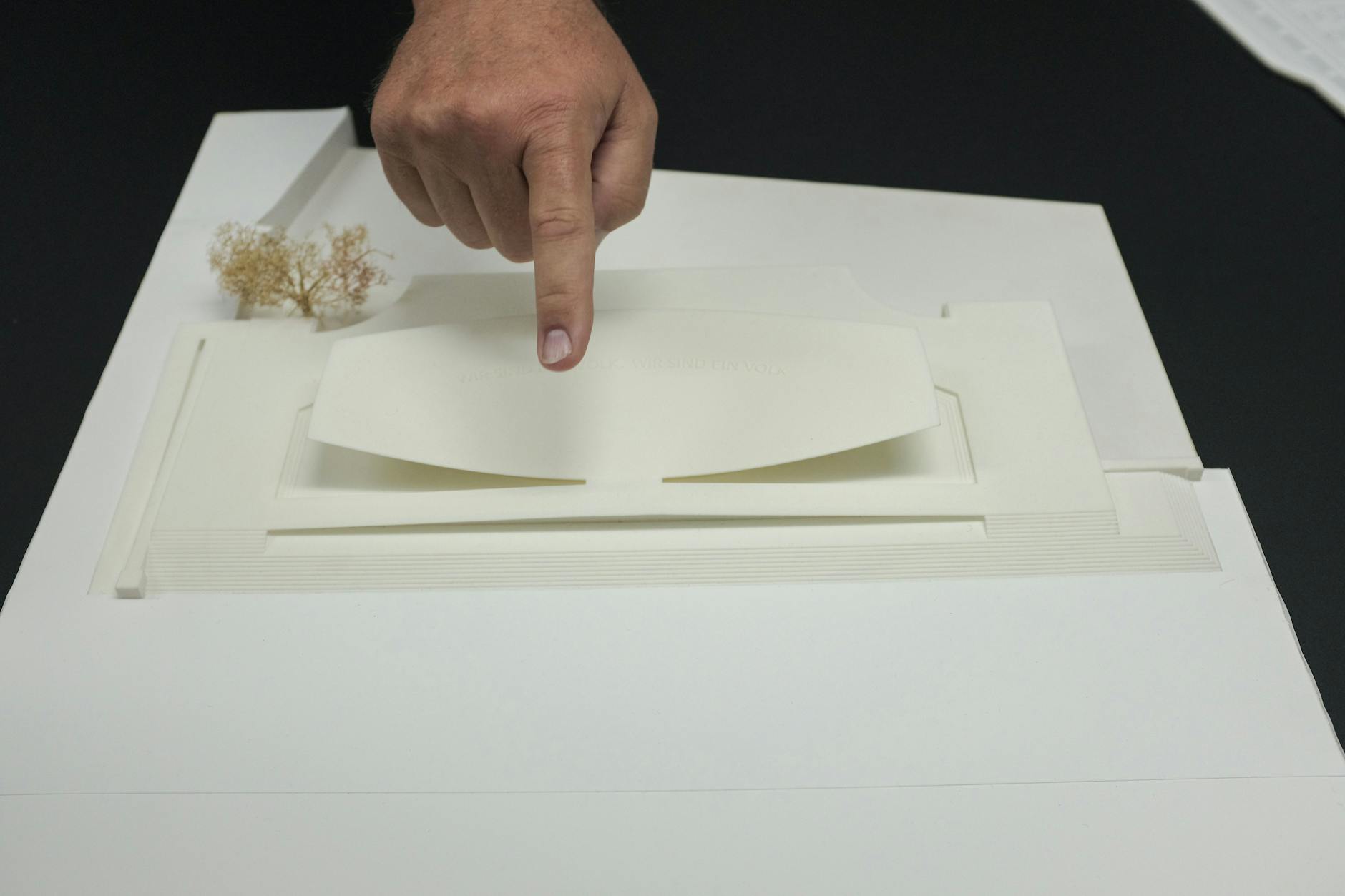 Architekt Johannes Milla zeigt auf das Modell der „Einheitswippe“. 