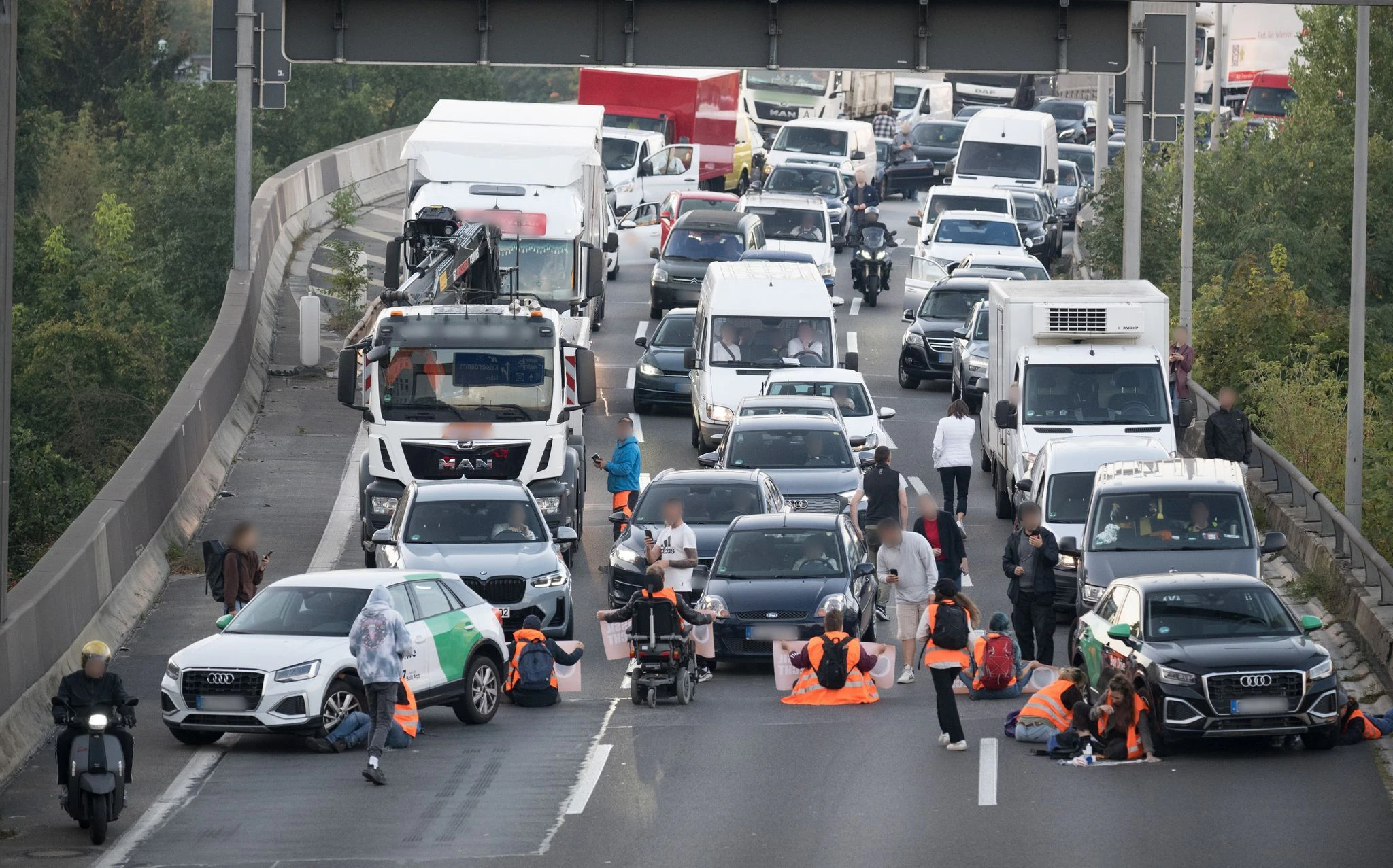 Orangener Protest: Aktivisten der Klimaschutzgruppe Letzte Generation blockieren den Verkehr auf der A100 in Berlin.  