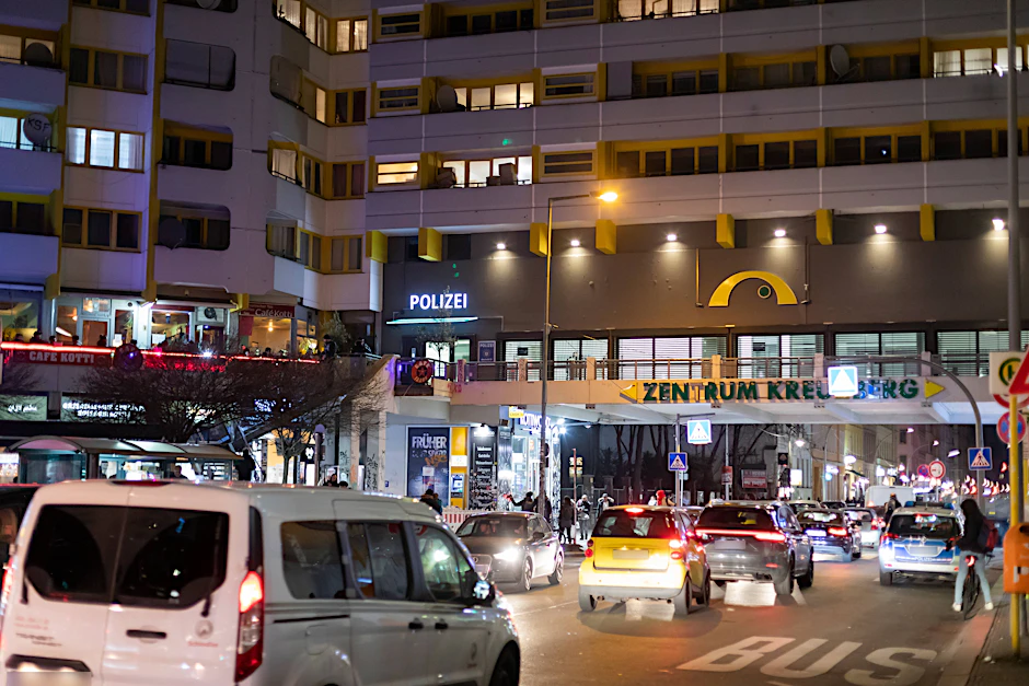 Nach dem Angriff wandten sich die beiden Frauen an die Einsatzkräfte der Polizeiwache am Kottbusser Tor.