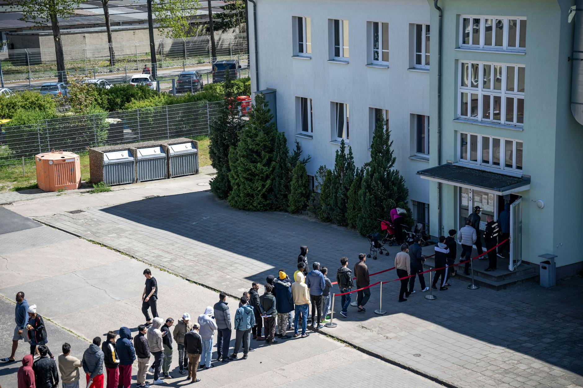 Migranten stehen in einer Schlange der Erstaufnahmeeinrichtung (EAE) des Landes Brandenburg in Eisenhüttenstadt.