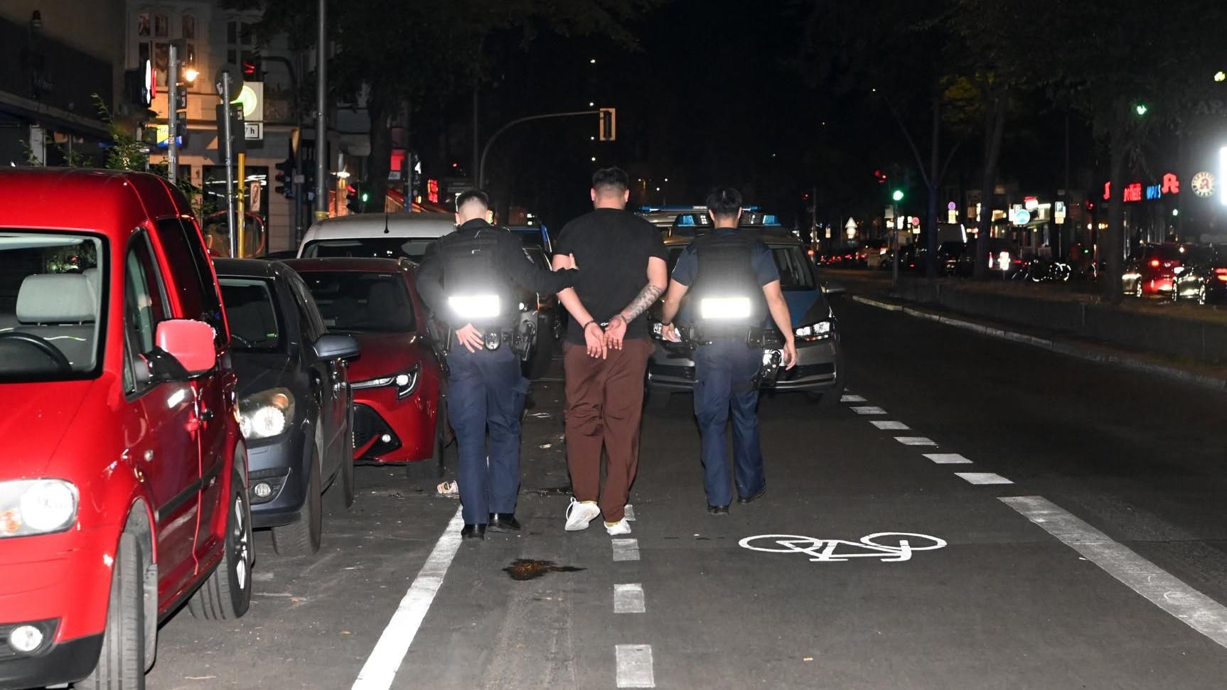 Mehrere Verdächtige wurden in Neukölln aus einer Wohnung geholt.