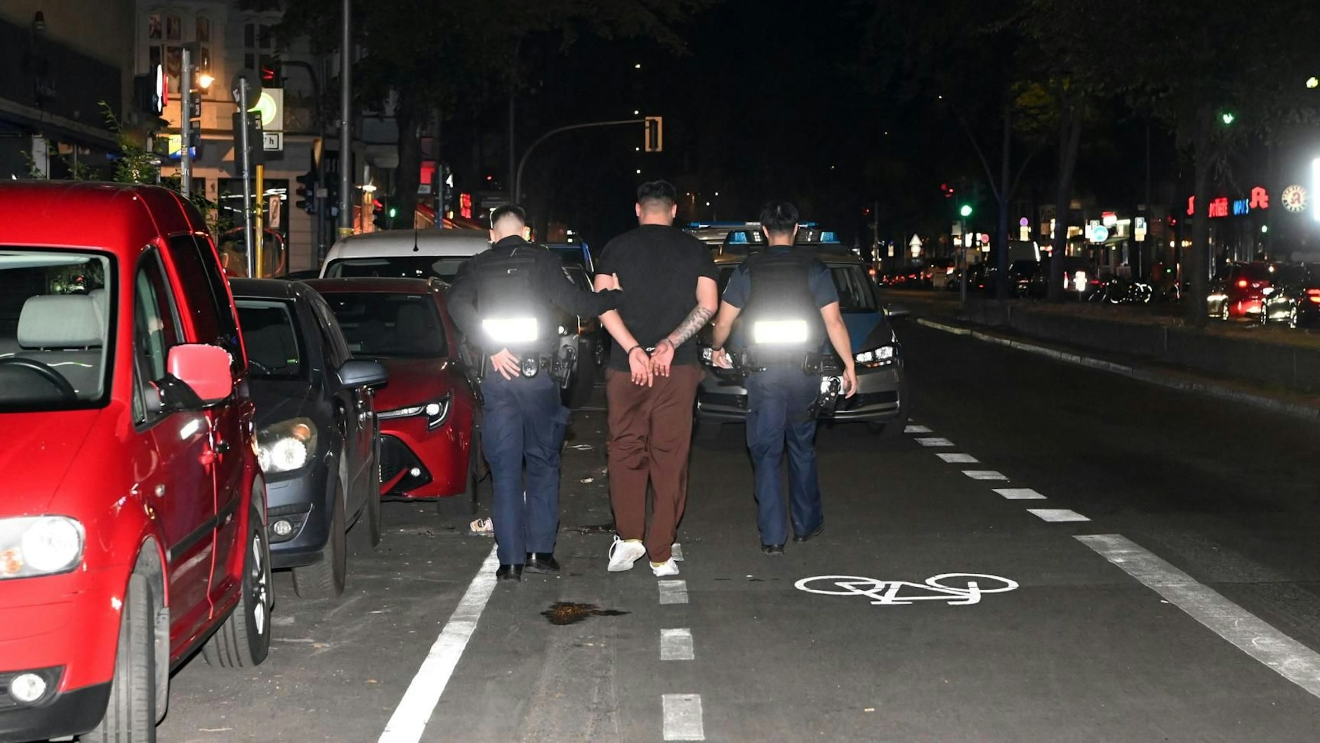 Mehrere Verdächtige wurden in Neukölln aus einer Wohnung geholt.