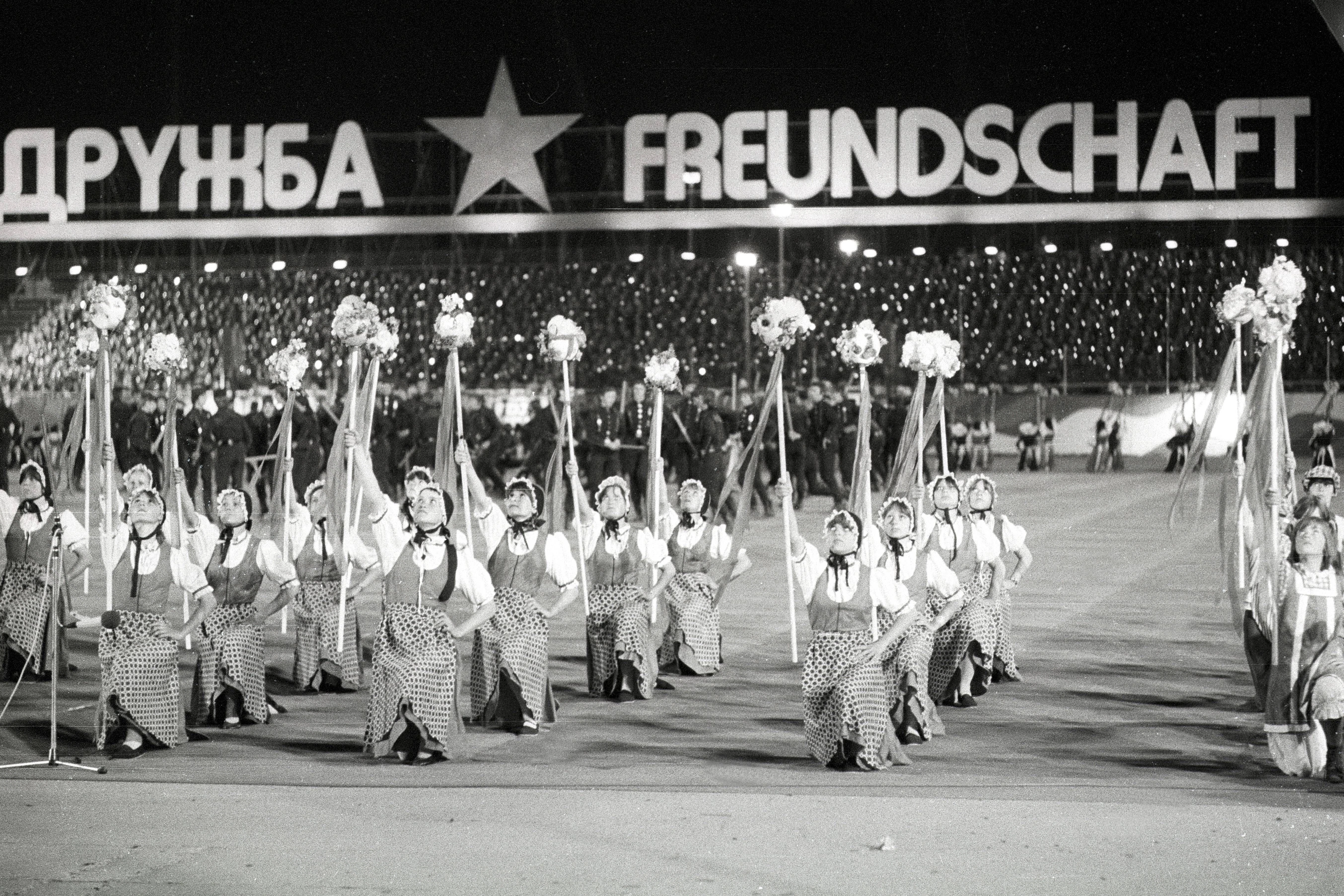Sowjetische Tanzdarbietung zum Freundschaftstreffen der Jugend der DDR und der UdSSR in Karl Marx Stadt, 1980