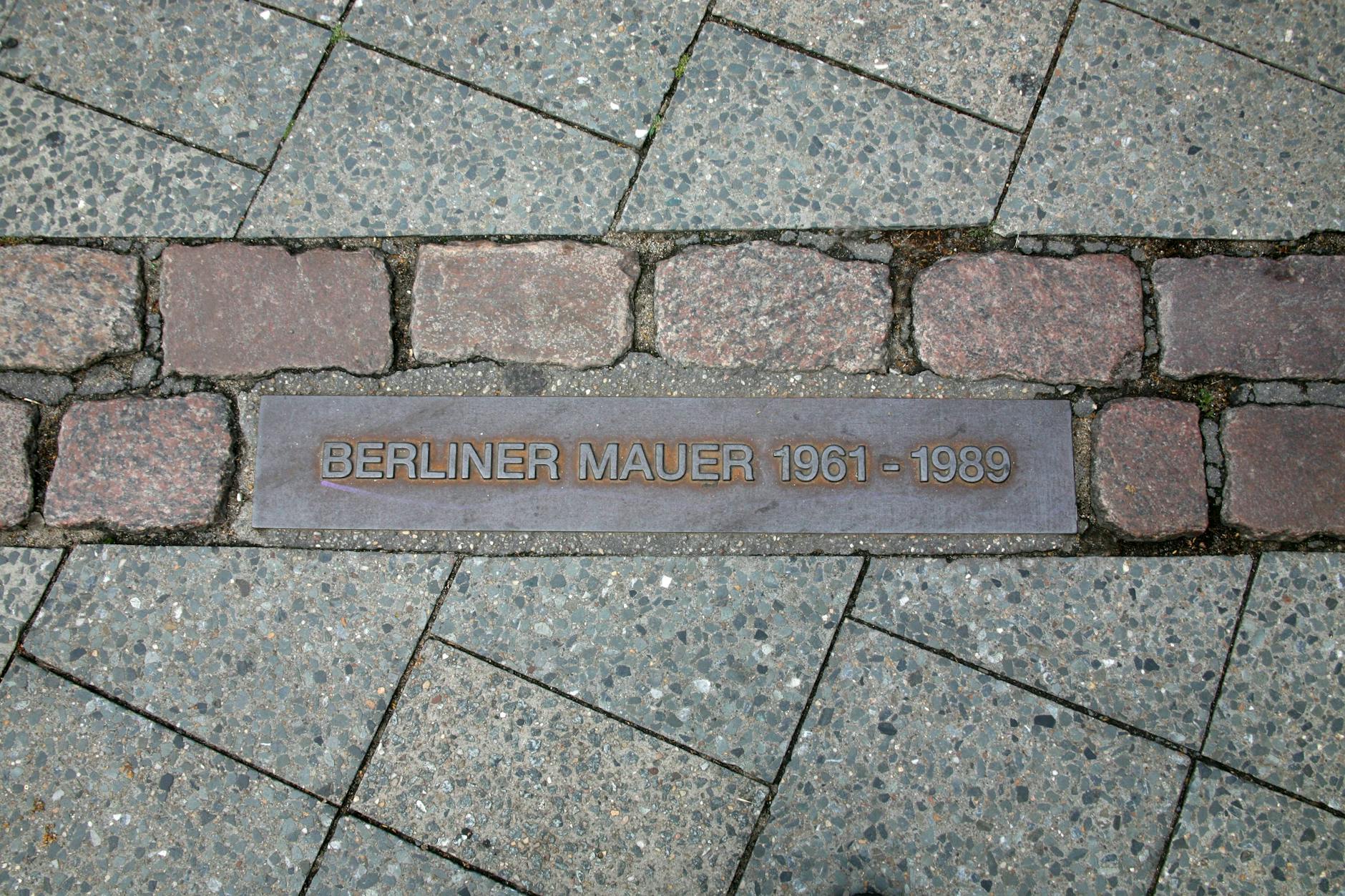 Markierung des Mauerverlaufs der Berliner Mauer.