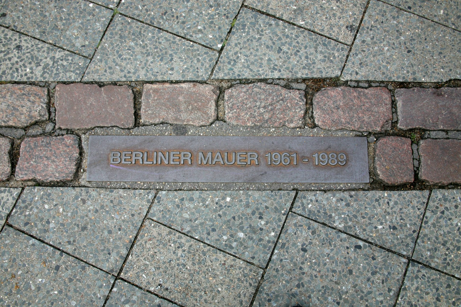 Markierung des Mauerverlaufs der Berliner Mauer.