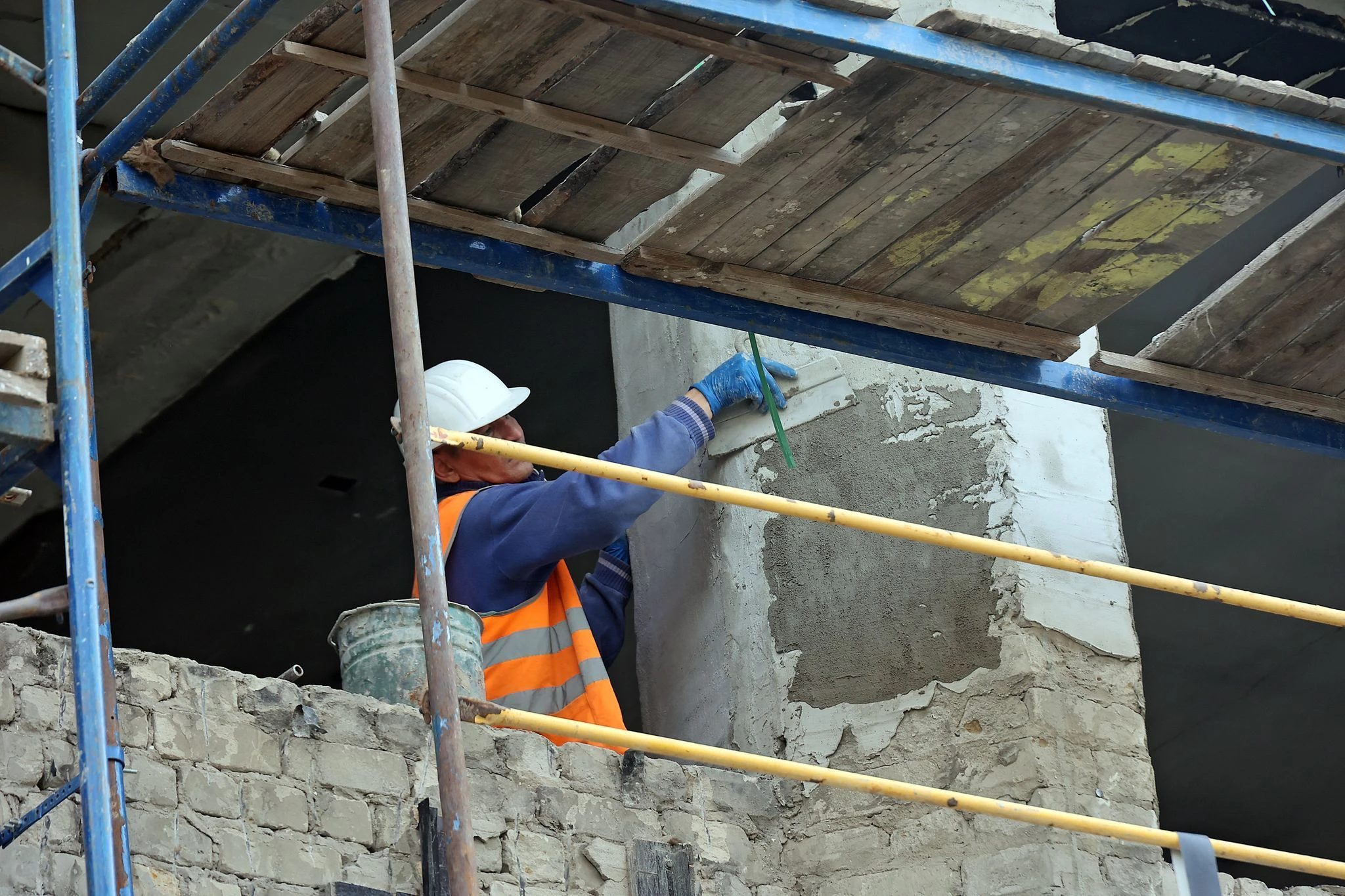 In der Ukraine herrscht weiterhin Krieg: Doch den Mut verliert das Land nicht. Das Gebäude der Stadtverwaltung in Isjum, das im September 2022 niederbrannte, wird wieder aufgebaut.  