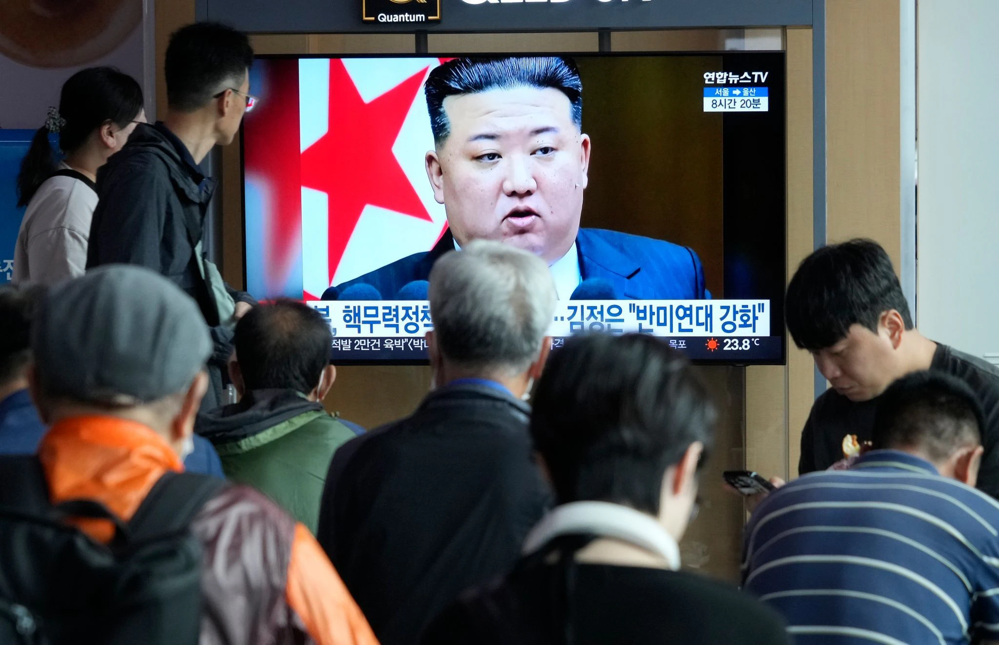 Machthaber Kim Jong Un hat seine Politik zum Ausbau der Atomstreitmacht in der Verfassung Nordkoreas verankern lassen. Dies wurde nun parlamentarisch beschlossen.  