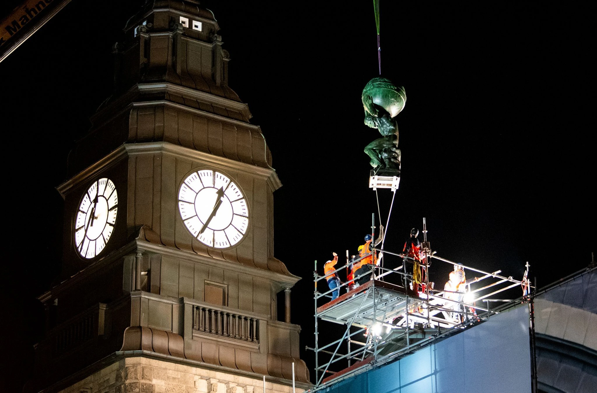 dpatopbilder - 80 Jahre lang wurde sie aufwändig restauriert: Nun ist die Atlas-Skulptur wieder auf dem Dach des Hamburger Hauptbahnhofes zu sehen.  woldt