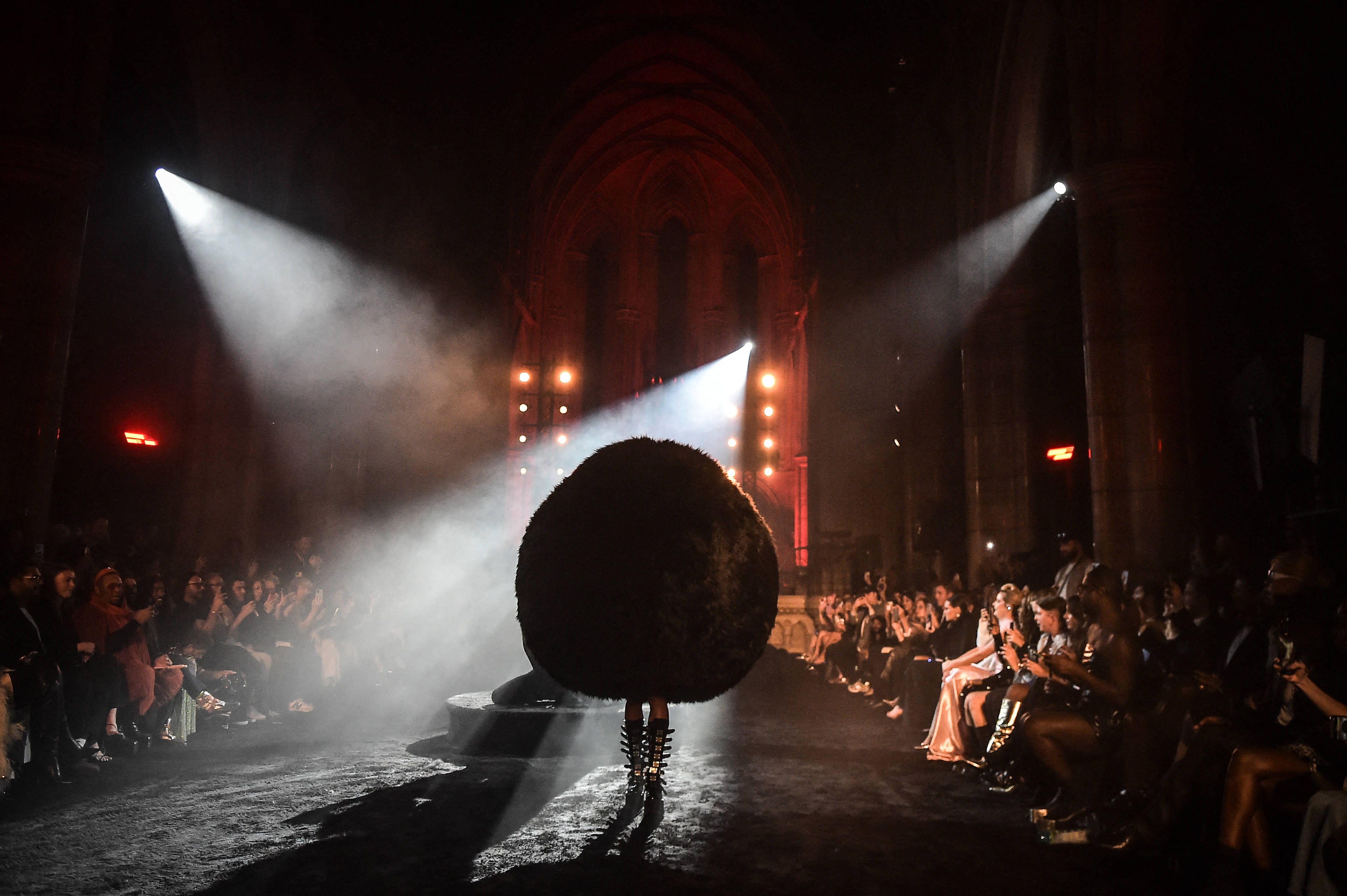 Paris Fashion Week – Peinlicher Moment auf dem Laufsteg: Model wankt ins Publikum