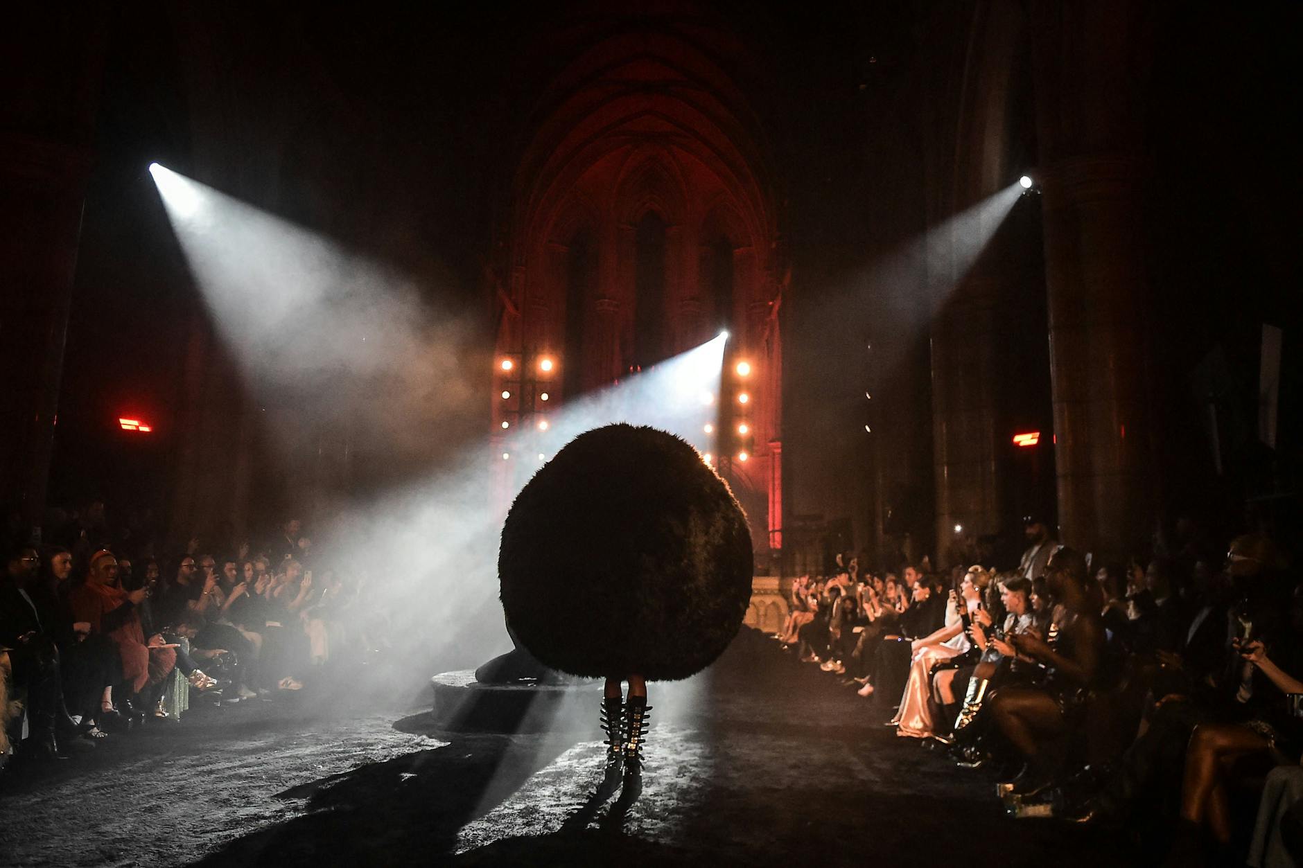 Die Modenschau von Christian Cowan fand in einer Kirche statt. Eine Plüschkugel kam dabei vom Weg ab.