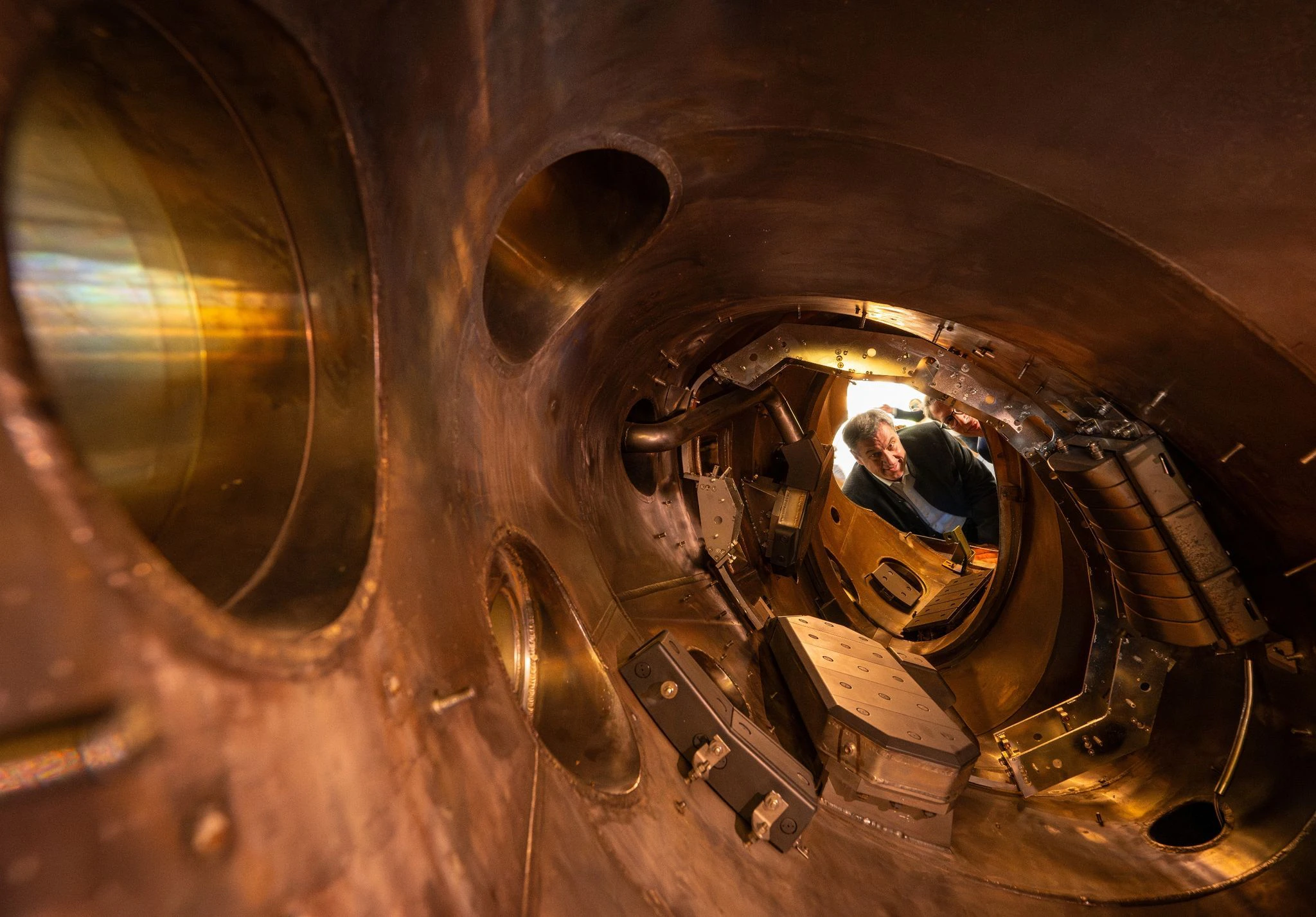 Was ein Ausblick: CSU-Chef Markus Söder schaut in ein ausgestelltes Plasmagefäß in der Forschungsanlage des Max-Planck-Instituts für Plasmaphysik in Garching.  