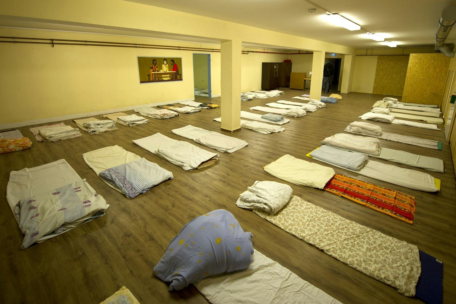 Ein Männerschlafsaal einer Notübernachtung für Obdachlose in Berlin-Kreuzberg.