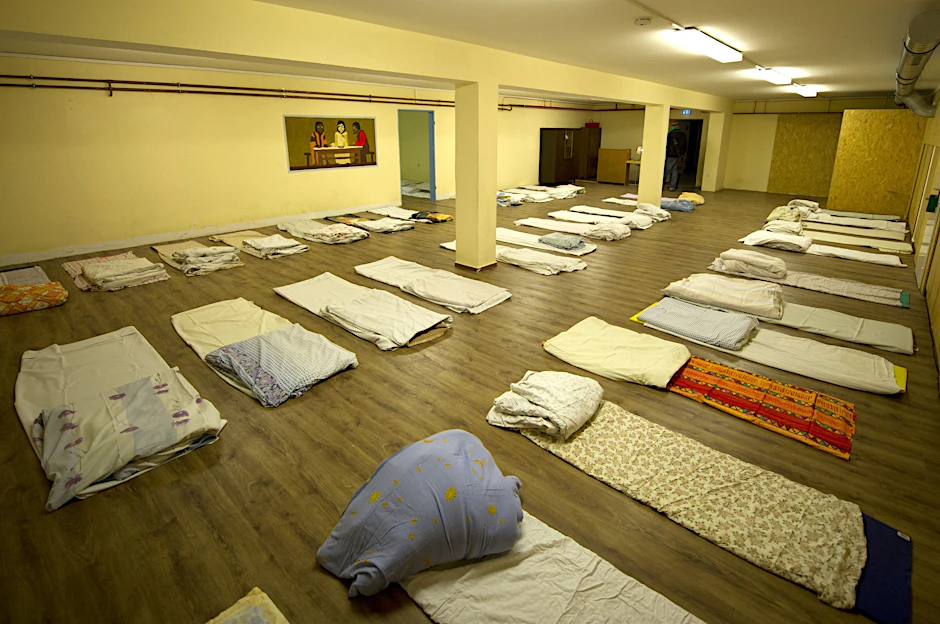 Ein Männerschlafsaal einer Notübernachtung für Obdachlose in Berlin-Kreuzberg. 