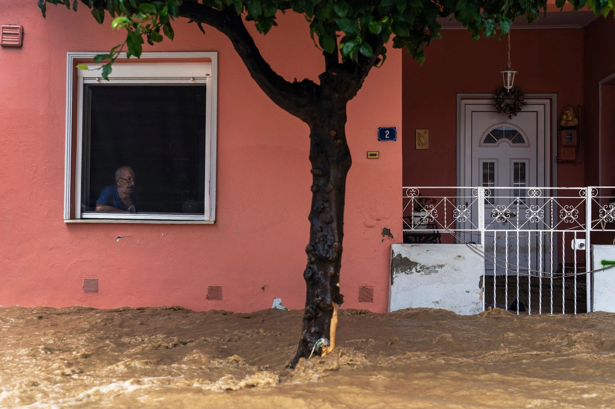 Überall Wasser: Ein Mann blickt auf eine überschwemmte Straße in Volos. Sintflutartige Regenfälle haben in der griechischen Hafenstadt und anderen zentralen Gebiete des Landes zum zweiten Mal innerhalb weniger Wochen zu weitreichenden Überschwemmungen geführt.  