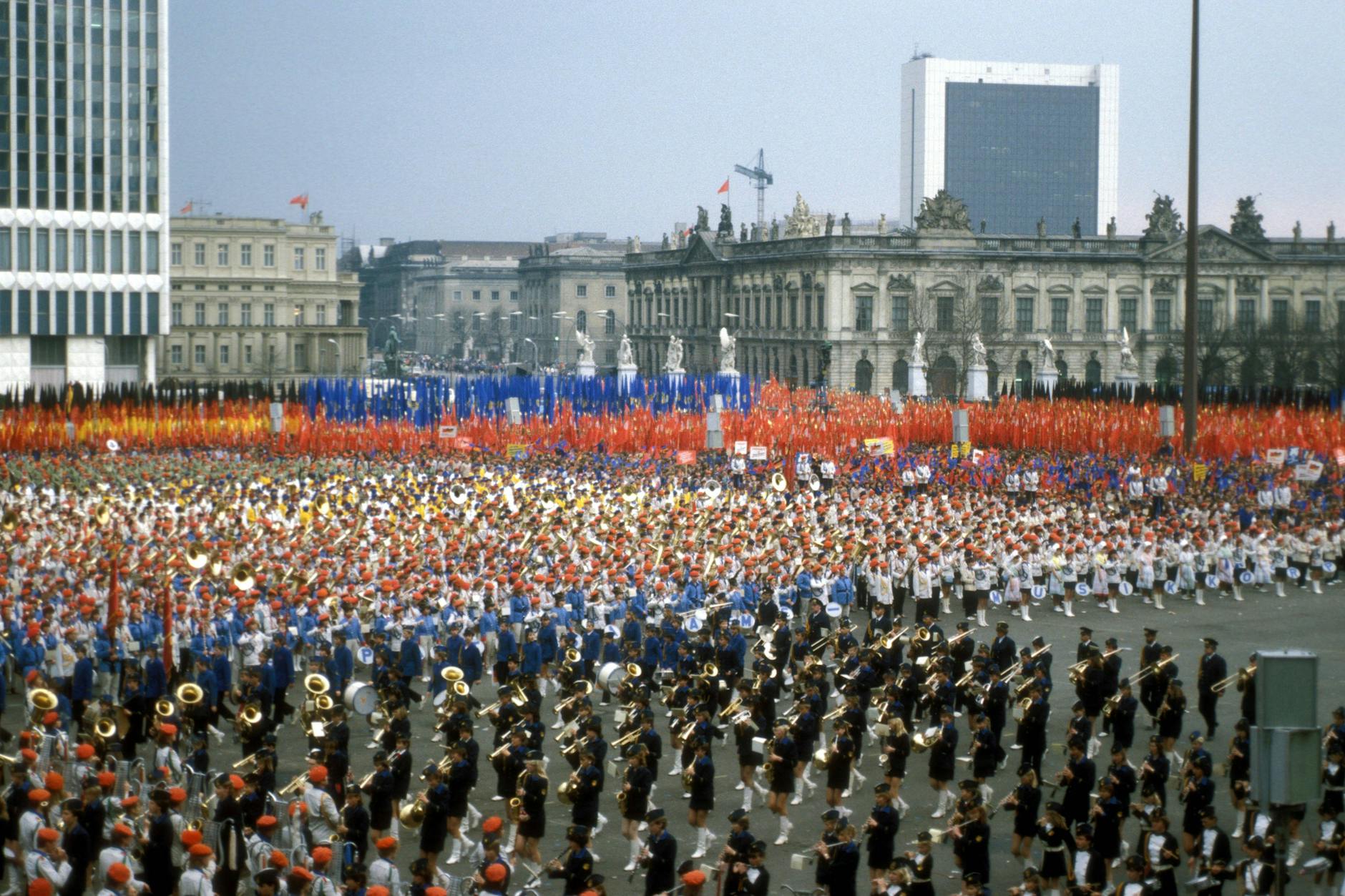 Großkundgebung auf dem Schlossplatz anlässlich des 11. Parteitages der SED.