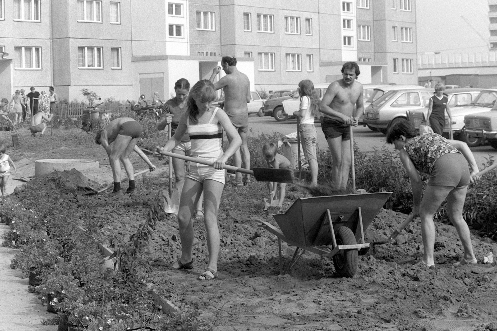 Bewohner der Bärensteinstraße in Marzahn 1982: Malochen für die neue Heimat. 