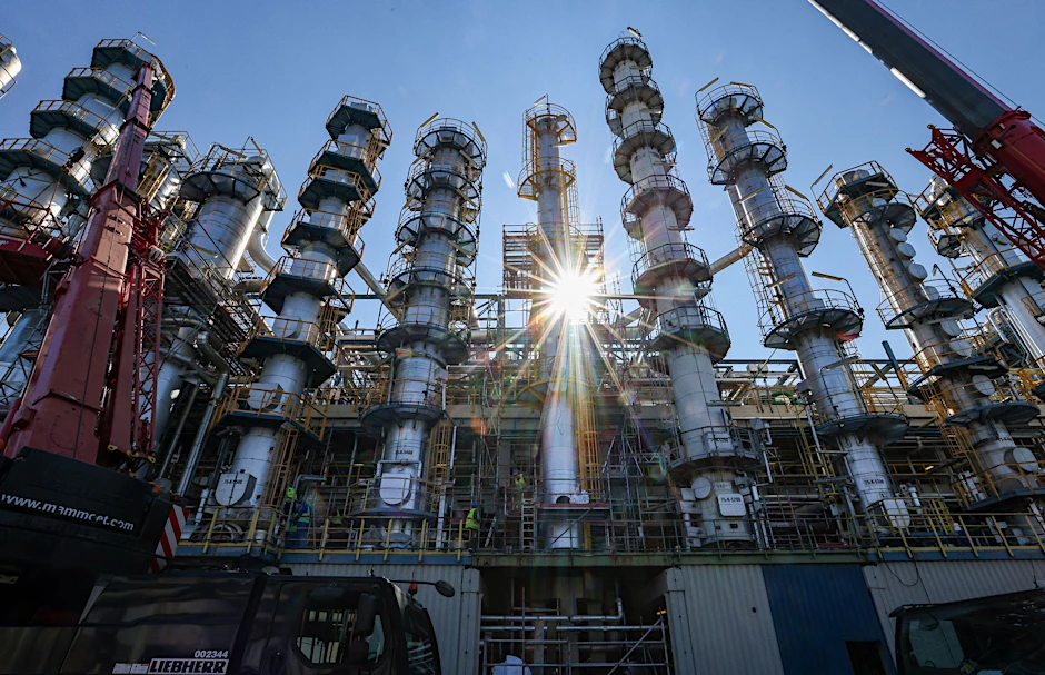 ARCHIV - Der Verband der Chemischen Industrie warnt: Wenn es bezüglich eines Industriestrompreises keine kurzfristigen Lösungen gebe, müsse man sich über zukünftige Themen keine Gedanken mehr machen.  